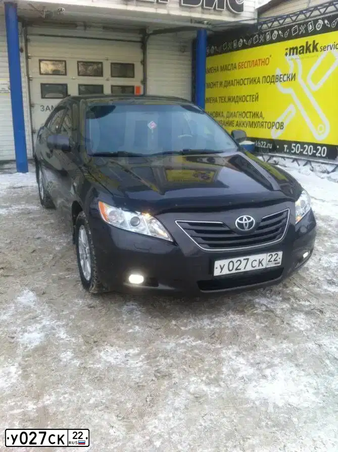 Фото автомобиля TOYOTA CAMRY, 2006 — госномер У027СК22. Цвет: СЕРЫЙ