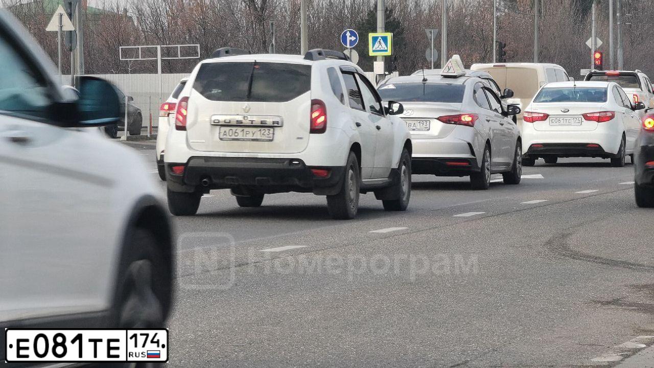 Фото автомобиля LADA 2171 PRIORA, 2015 — госномер Е081ТЕ174. Цвет: СВЕТЛО-СЕРЕБРИСТЫЙ МЕТАЛ