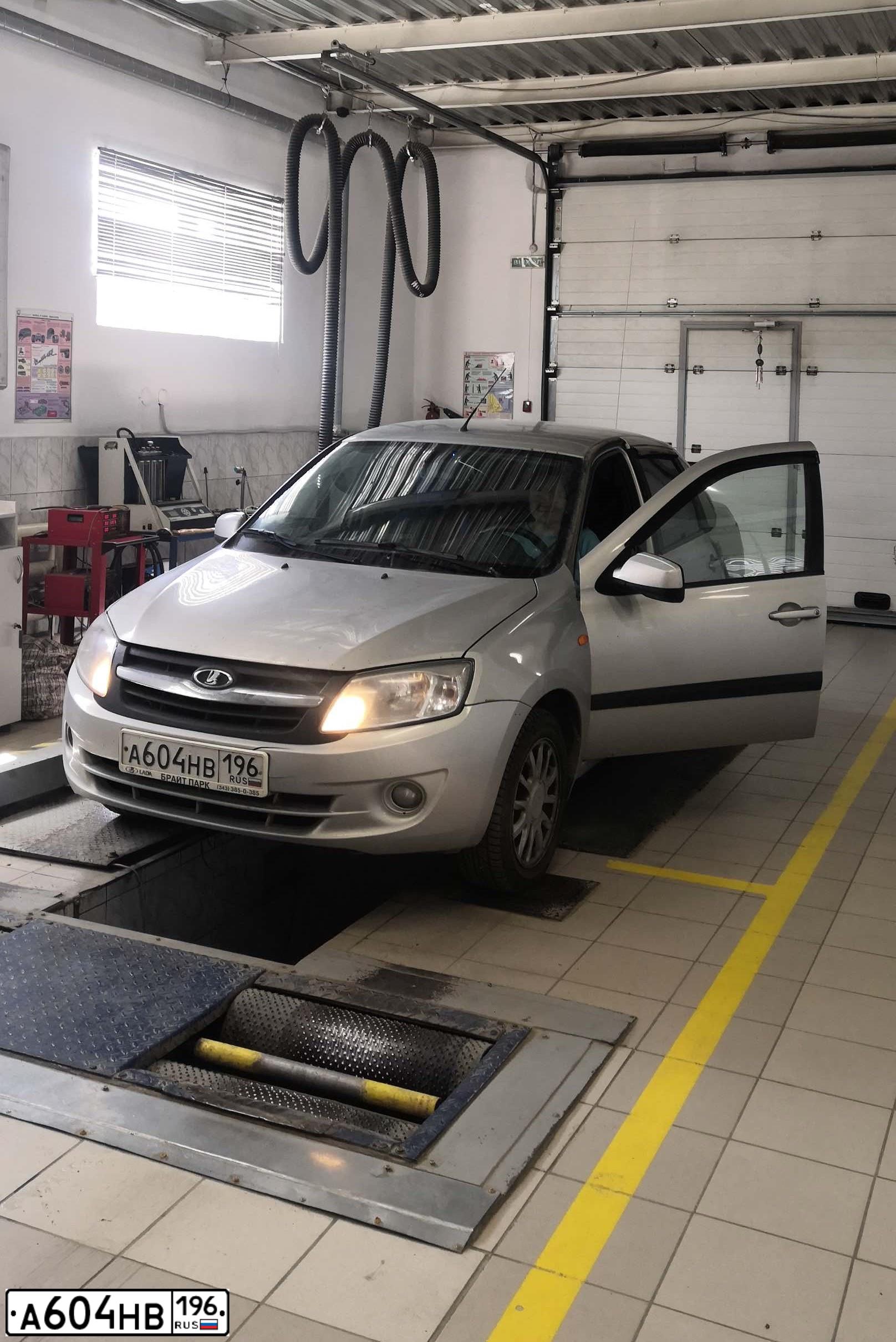 Фото автомобиля LADA 2190 GRANTA, 2014 — госномер А604НВ196. Цвет: СВЕТЛО-СЕРЫЙ