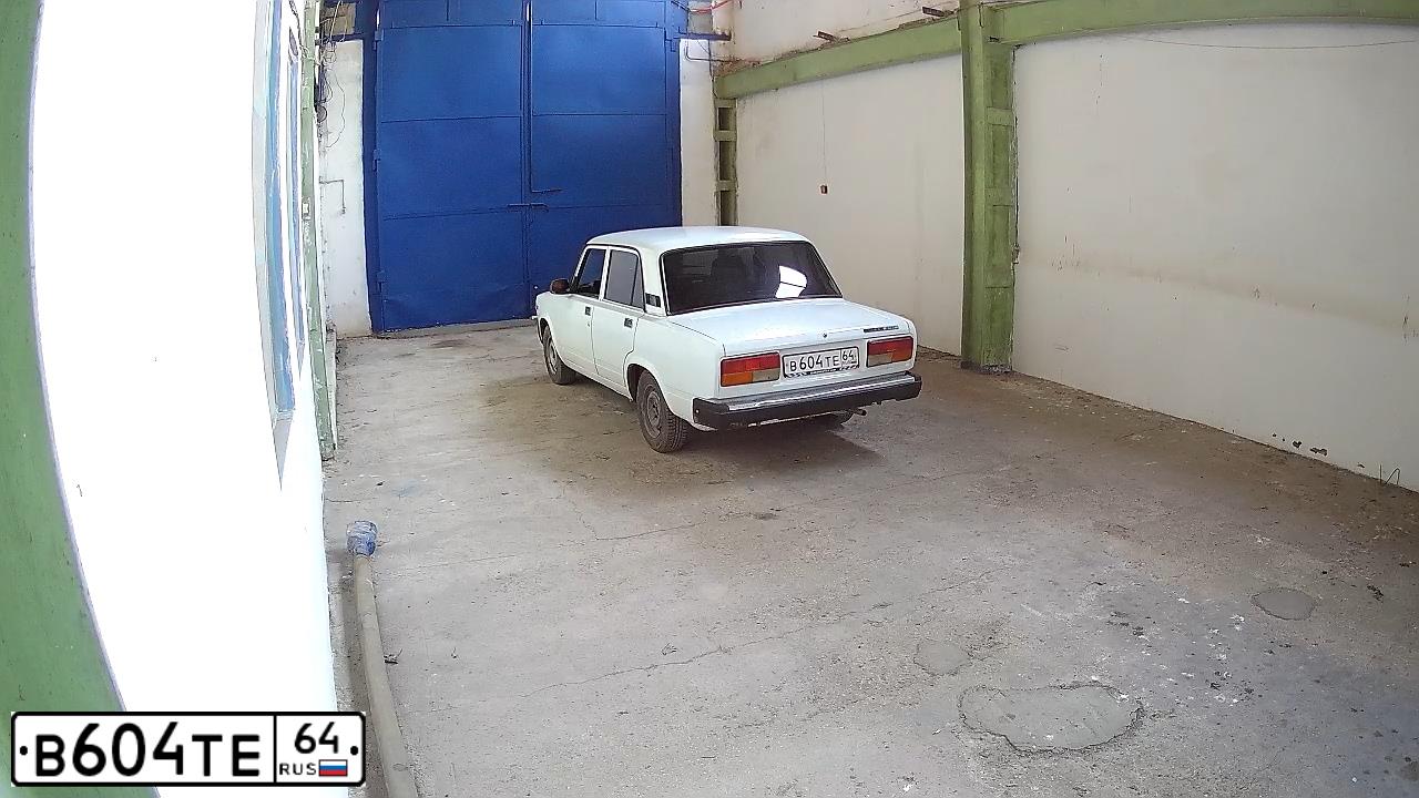 Фото автомобиля LADA 2107, 2009 — госномер К585РХ64. Цвет: ЯРКО БЕЛЫЙ