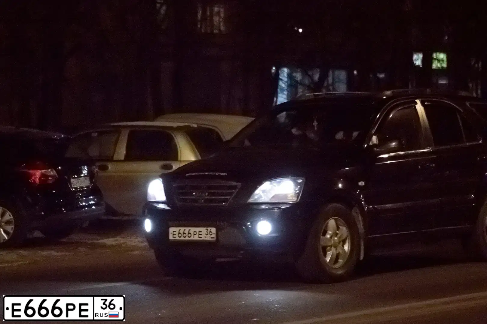Фото автомобиля KIA SORENTO, 2006 — госномер Е473СМ123. Цвет: ЧЕРНЫЙ