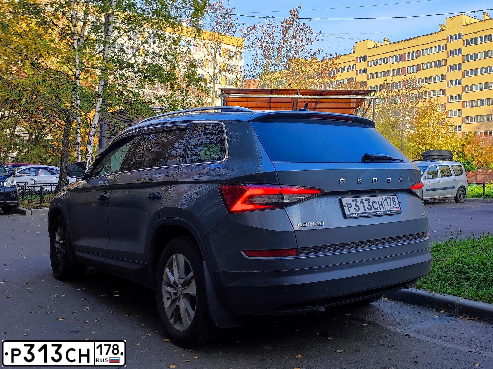 Фото автомобиля SKODA OCTAVIA, 2013 — госномер Р313СН178. Цвет: Темно-синий