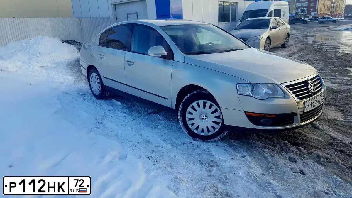 Фото автомобиля VOLKSWAGEN PASSAT, 2010 — госномер Р112НК72. Цвет: Серебристо-Желтый