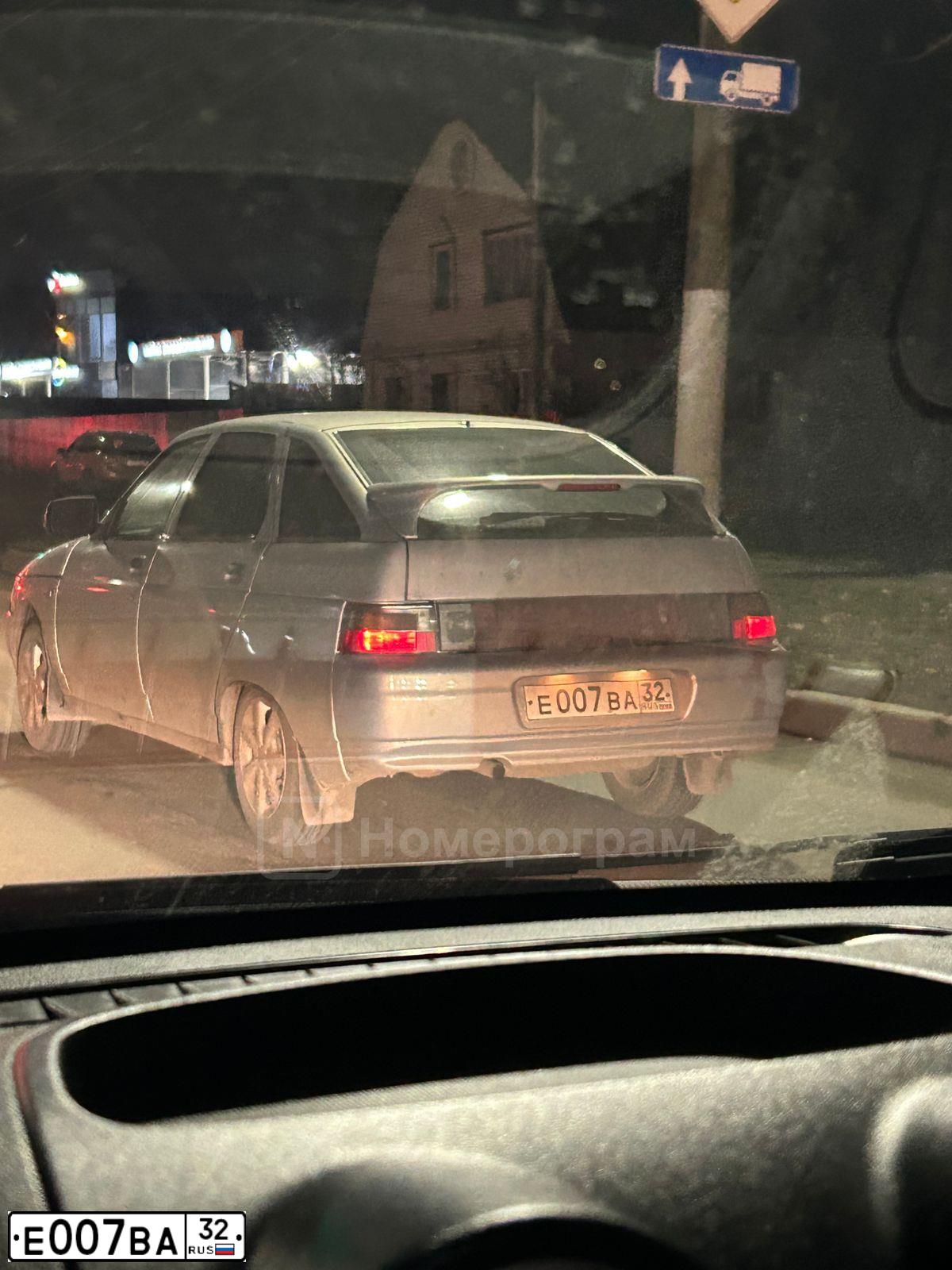 Фото автомобиля LADA 2112, 2005 — госномер Е007ВА32. Цвет: СЕРЕБРИСТО-ЖЕЛТЫЙ