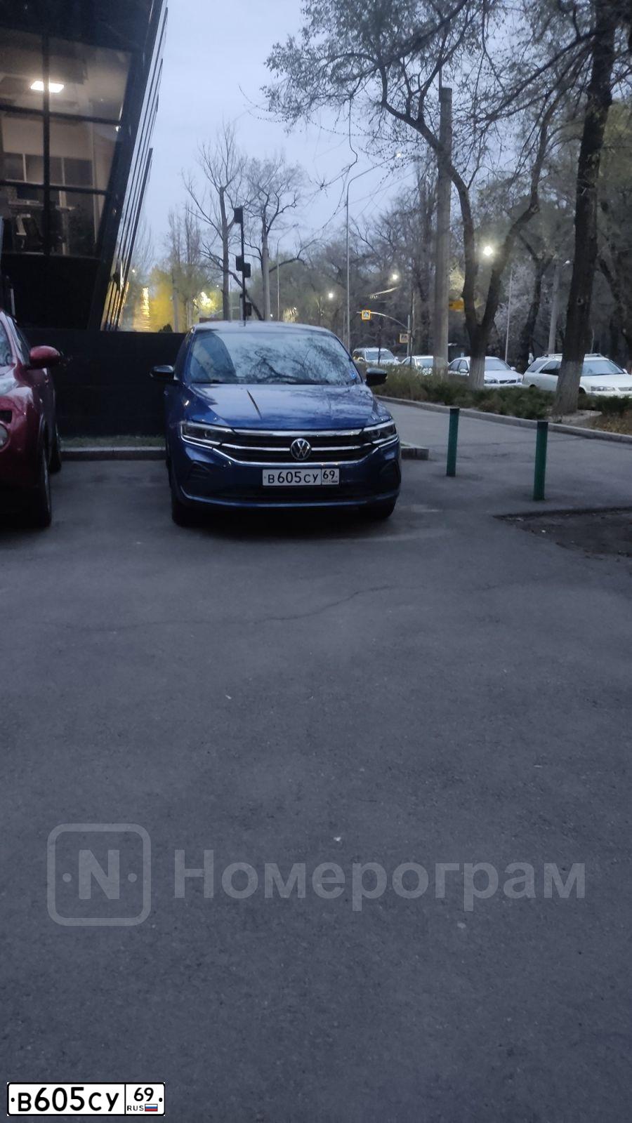 Фото автомобиля VOLKSWAGEN POLO, 2020 — госномер В605СУ69. Цвет: СИНИЙ