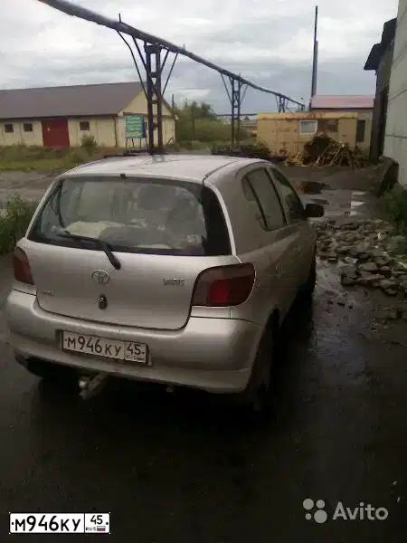 Фото автомобиля TOYOTA YARIS, 1999 — госномер Е558МО45. Цвет: БЕЛЫЙ (СЕРЕБРИСТЫЙ)