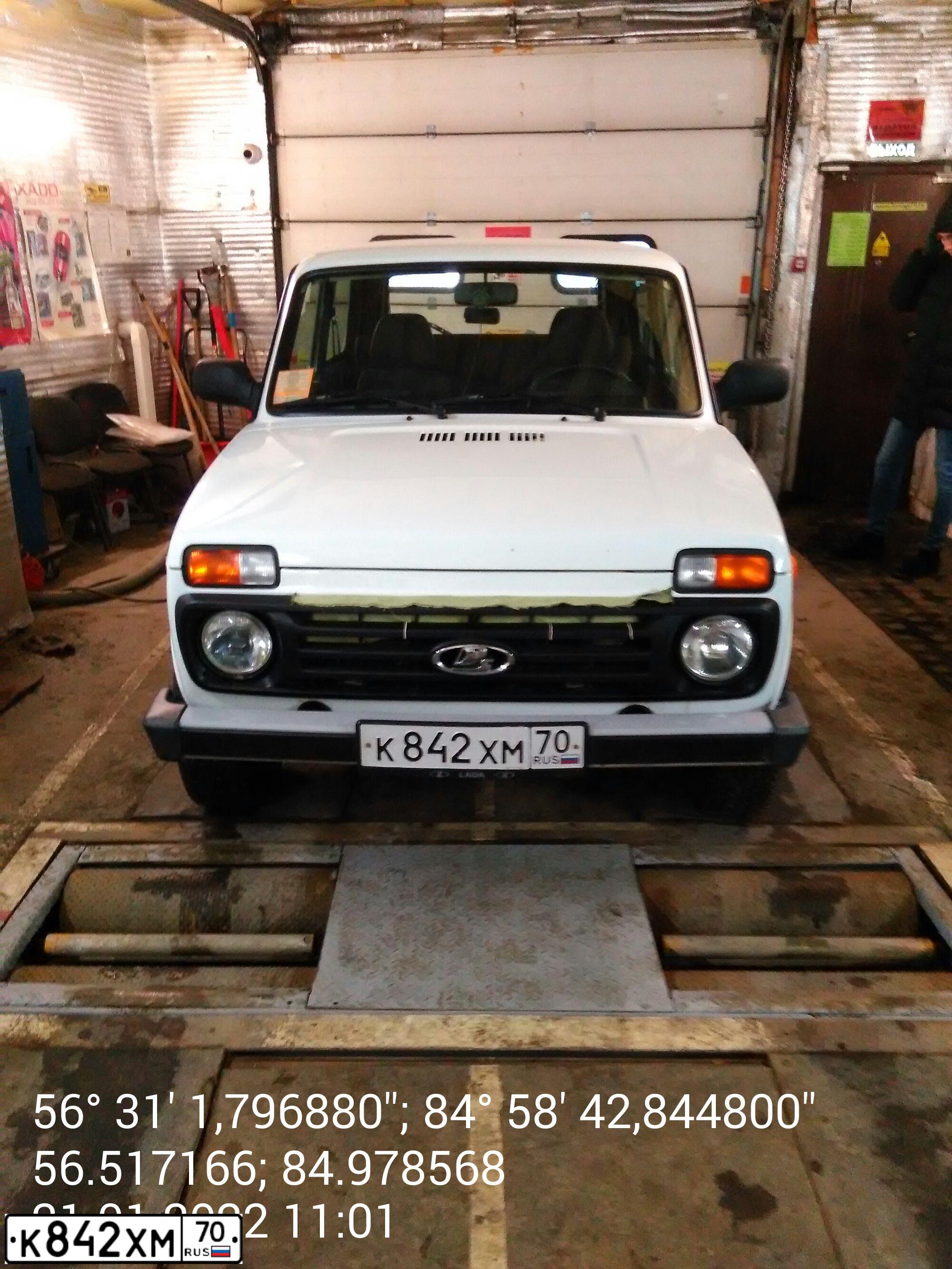 Фото автомобиля LADA 2121 NIVA, 2018 — госномер К842ХМ70. Цвет: БЕЛЫЙ