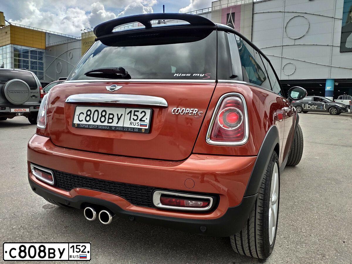 Фото автомобиля MINI COOPER, 2013 — госномер М604МС702. Цвет: Оранжевый