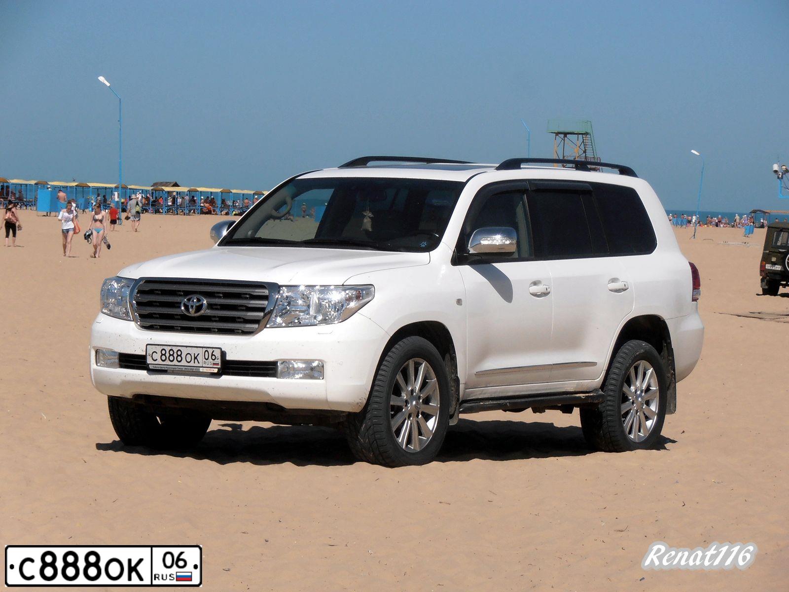 Фото автомобиля TOYOTA LANDCRUISER 200, 2009 — госномер С888ОК06. Цвет: Белый