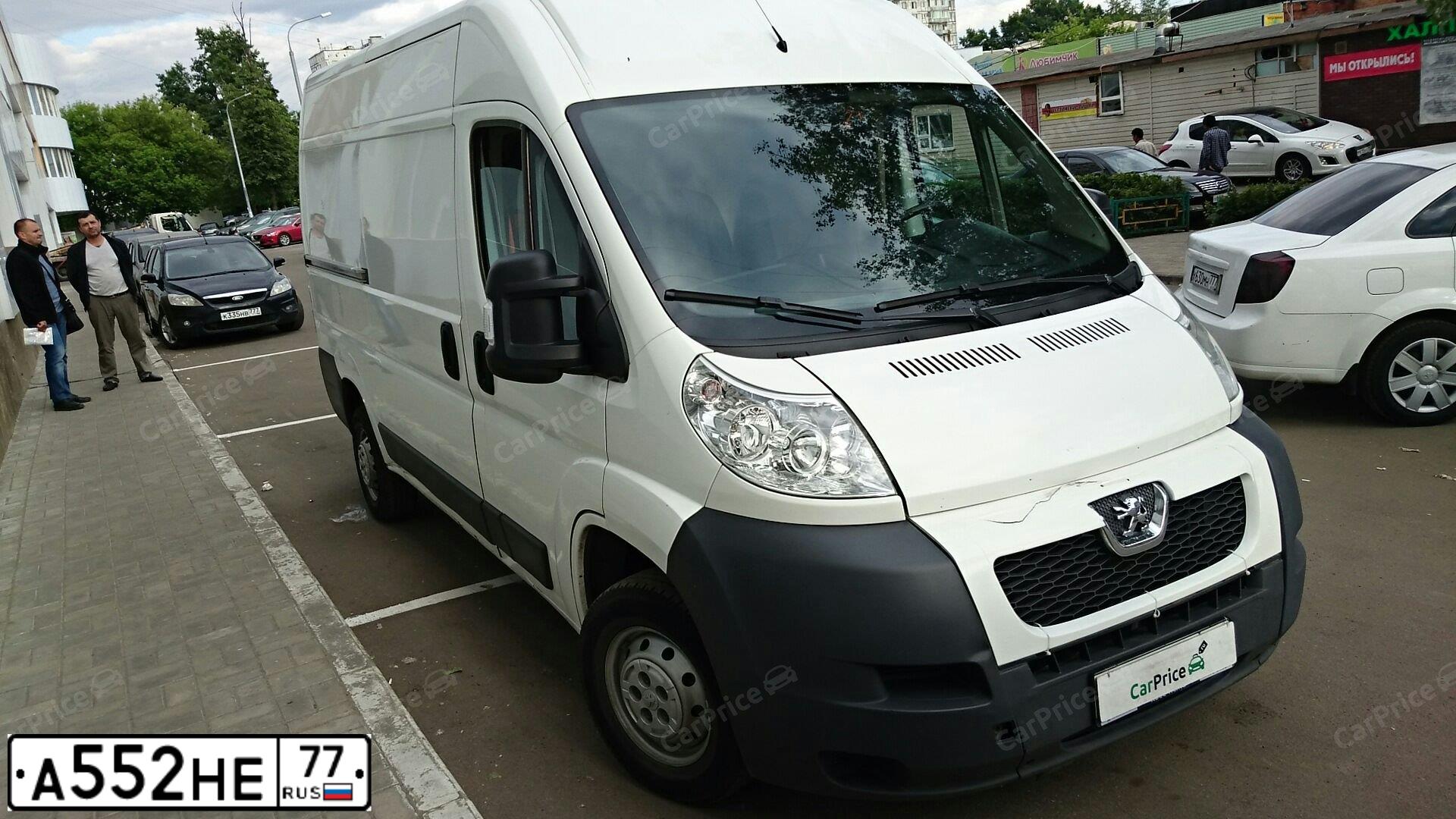 Фото автомобиля PEUGEOT BOXER, 2012 — госномер А552НЕ77. Цвет: Белый