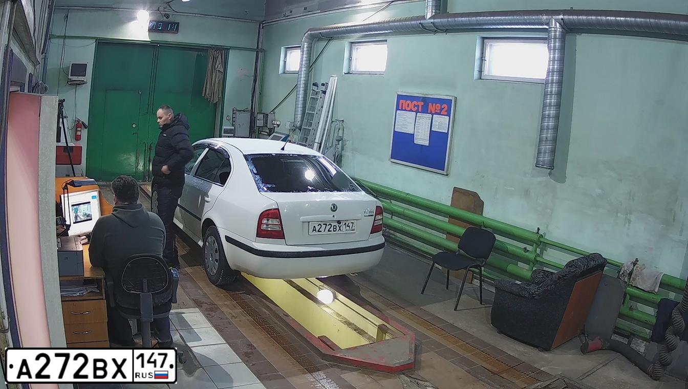 Фото автомобиля SKODA OCTAVIA, 2007 — госномер А272ВХ147. Цвет: Белый