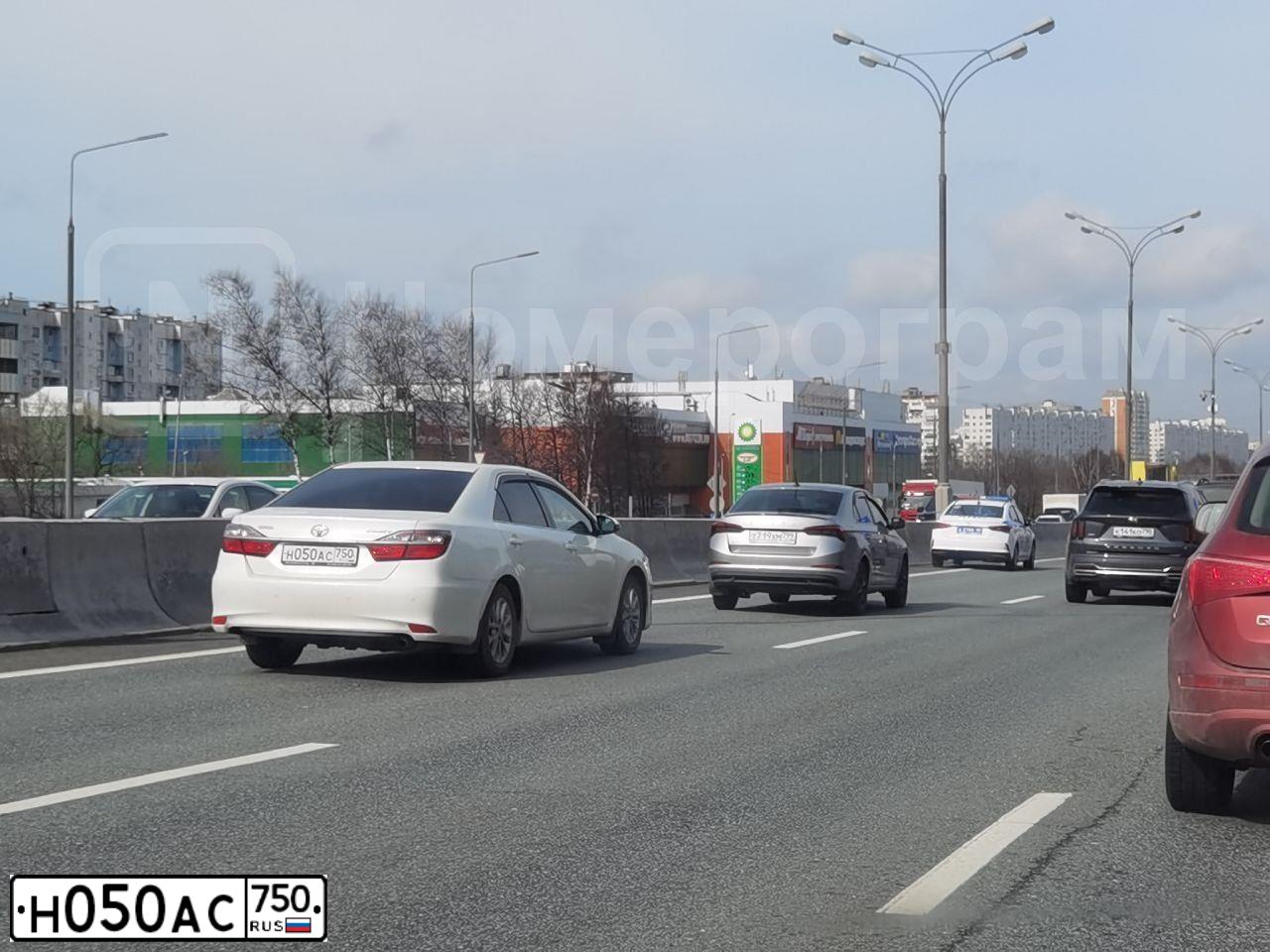 Фото автомобиля TOYOTA CAMRY, 2016 — госномер Н050АС750. Цвет: БЕЛЫЙ ПЕРЛАМУТР