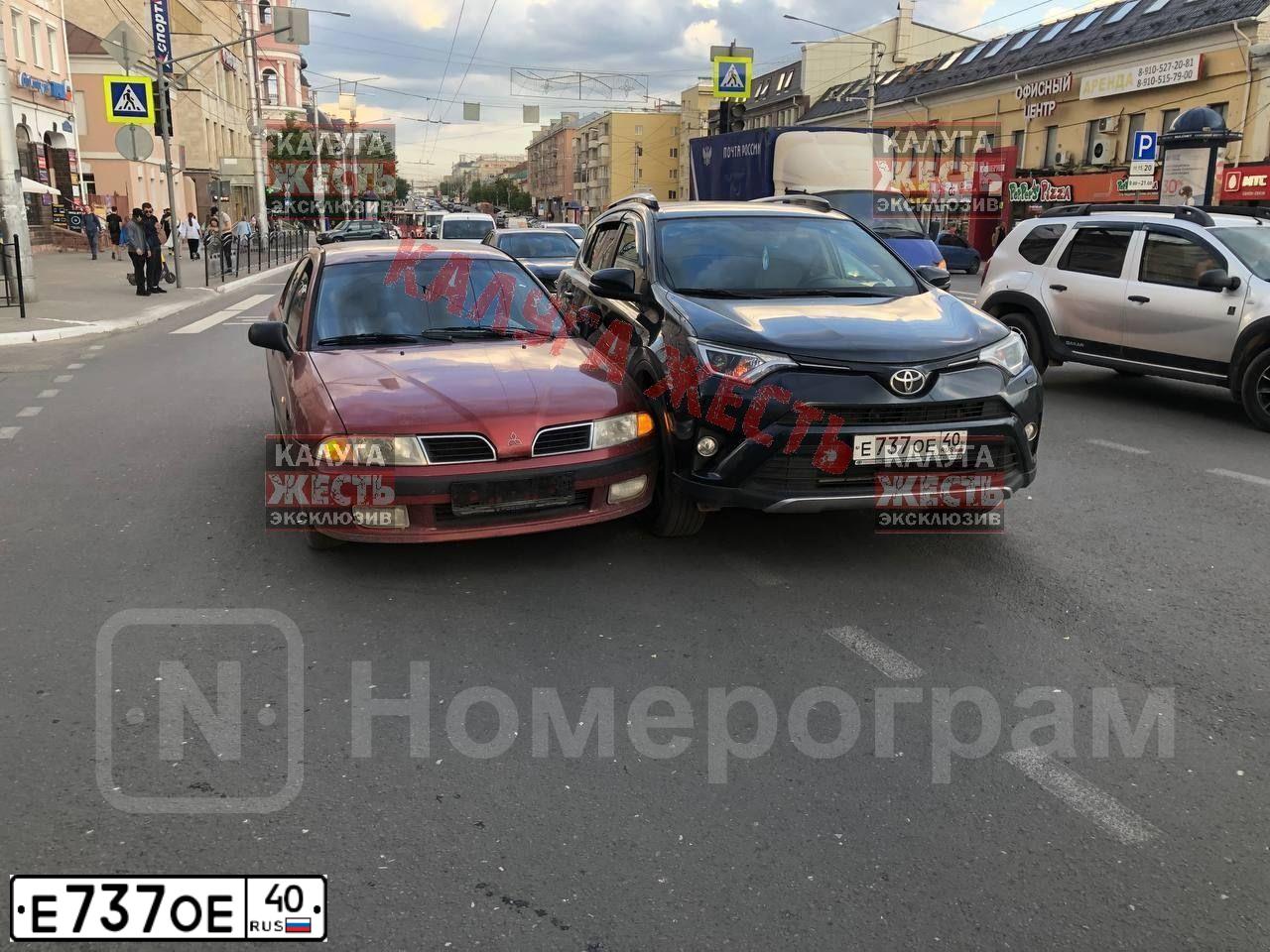 Фото автомобиля TOYOTA RAV4, 2017 — госномер Е737ОЕ40. Цвет: Темно-серый металлик