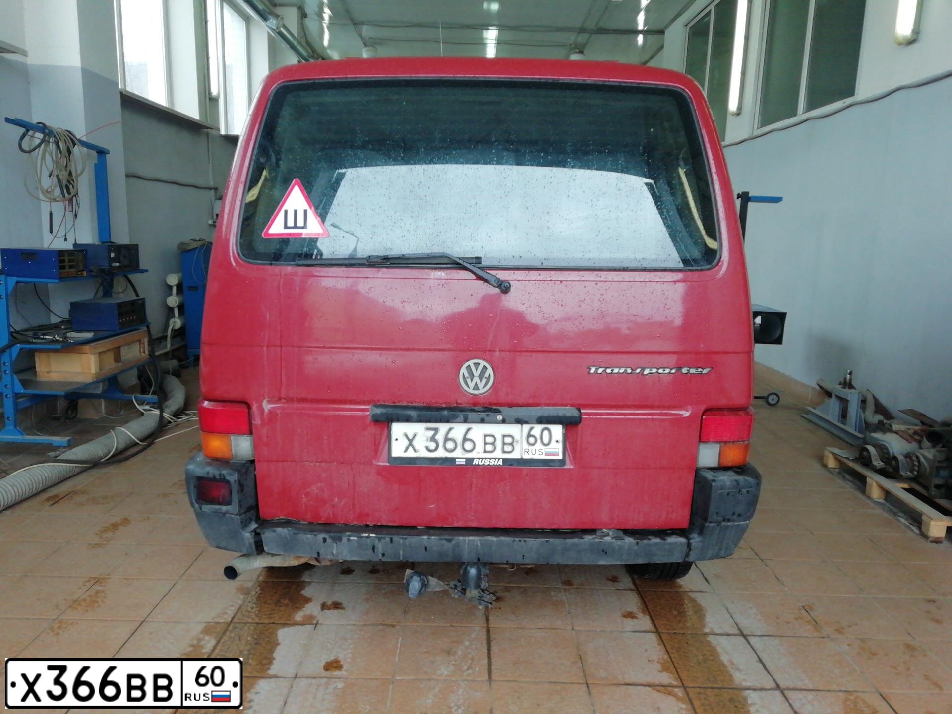 Фото автомобиля VOLKSWAGEN TRANSPORTER, 1995 — госномер Х366ВВ60. Цвет: КРАСНЫЙ
