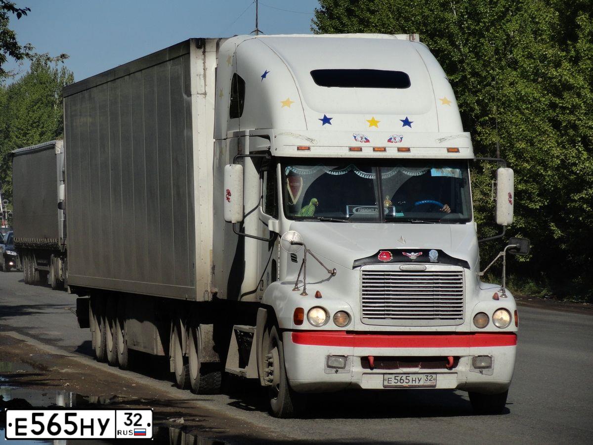 Фото автомобиля FREIGHTLINER FLC-SERIE, 1999 — госномер Е565НХ32. Цвет: Белый
