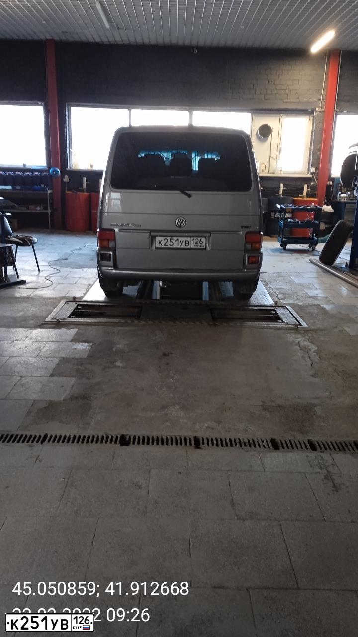 Фото автомобиля VOLKSWAGEN MULTIVAN, 2000 — госномер Т600ТТ26. Цвет: Серебристый