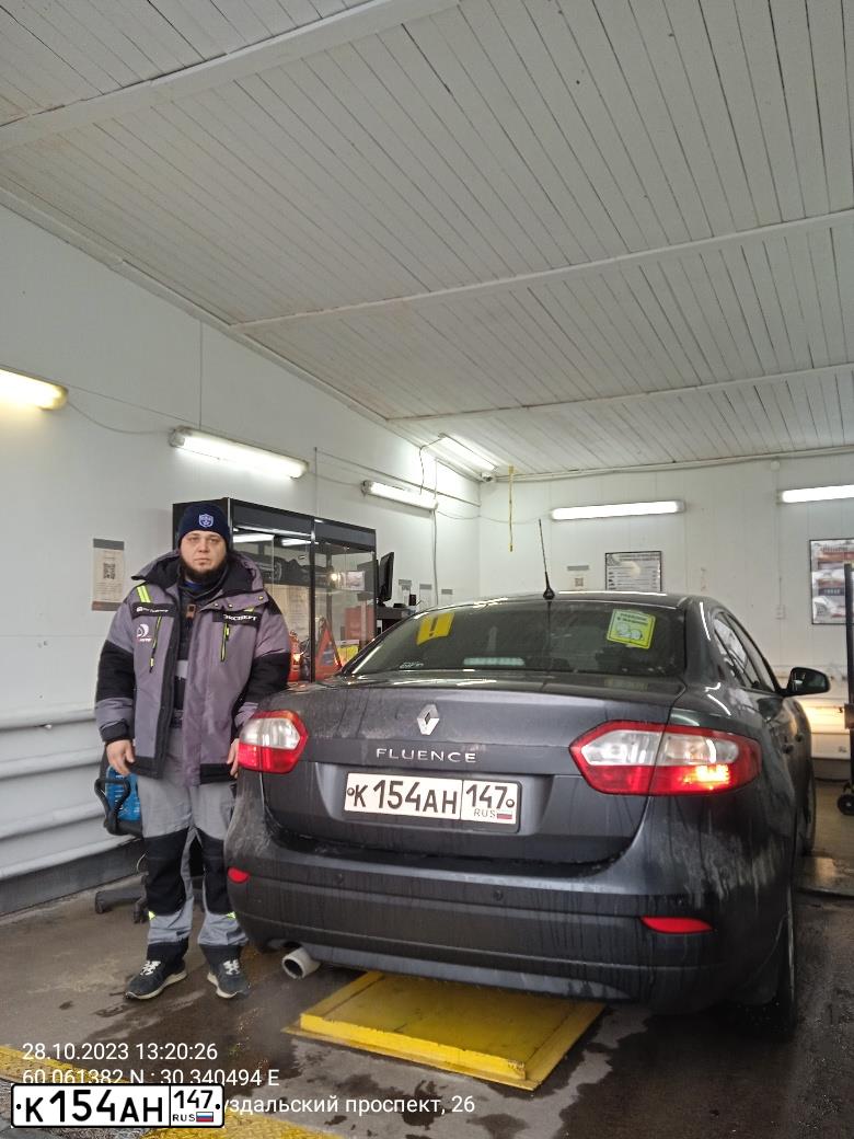 Фото автомобиля RENAULT FLUENCE, 2010 — госномер К154АН147. Цвет: ТЕМНО-СЕРЫЙ