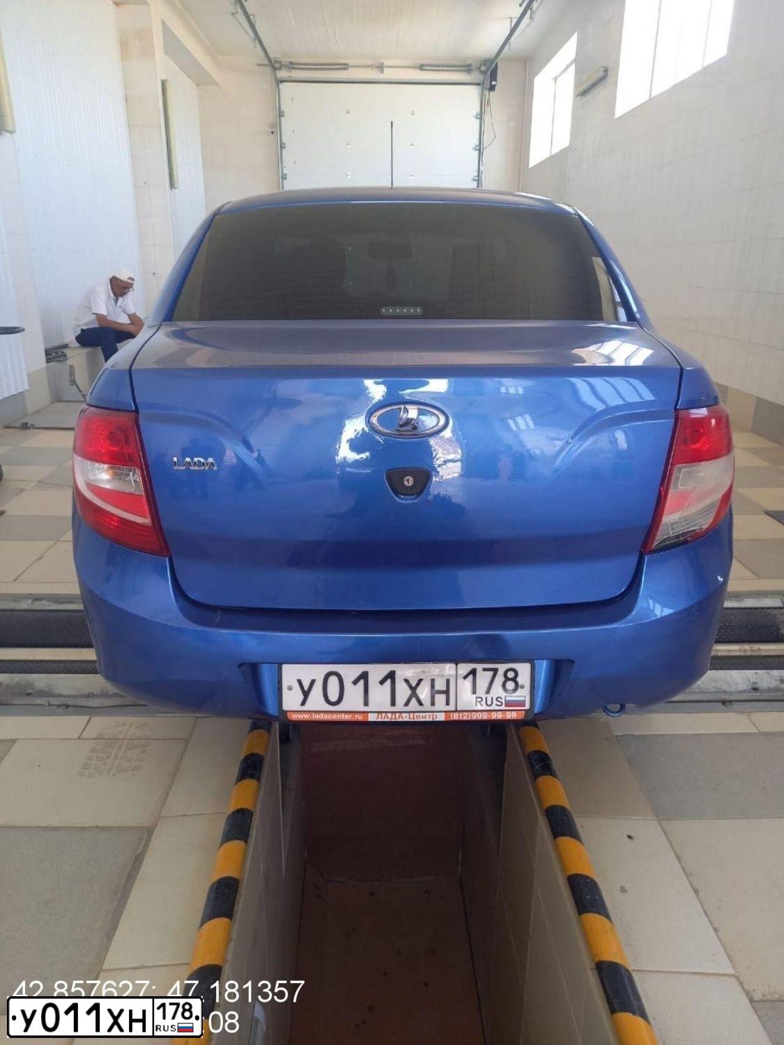 Фото автомобиля LADA 2190 GRANTA, 2017 — госномер У255АЕ05. Цвет: ЯРКО-СИНИЙ