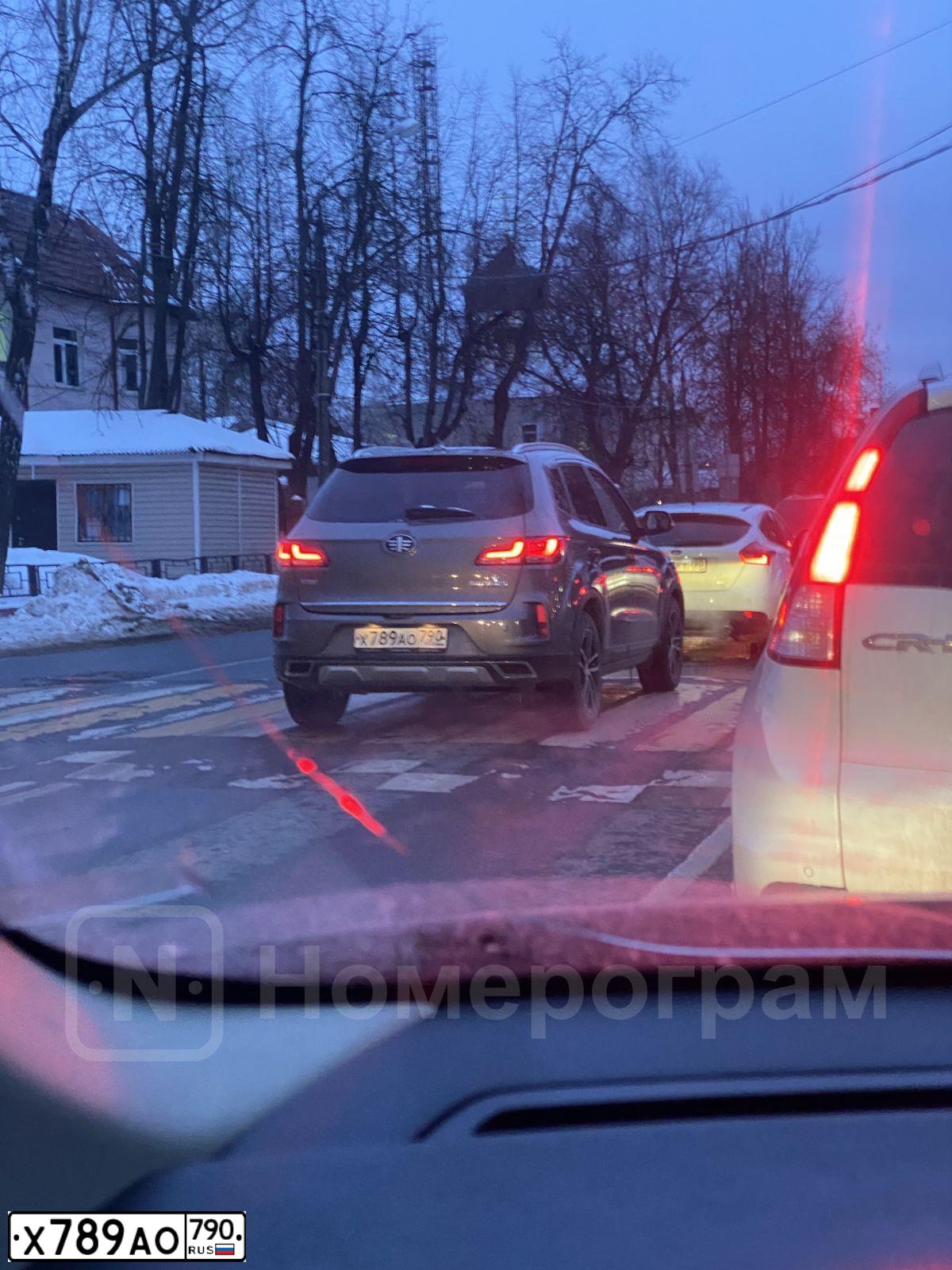 Фото автомобиля FAW BESTURN X40, 2019 — госномер Е680УН790. Цвет: Коричневый