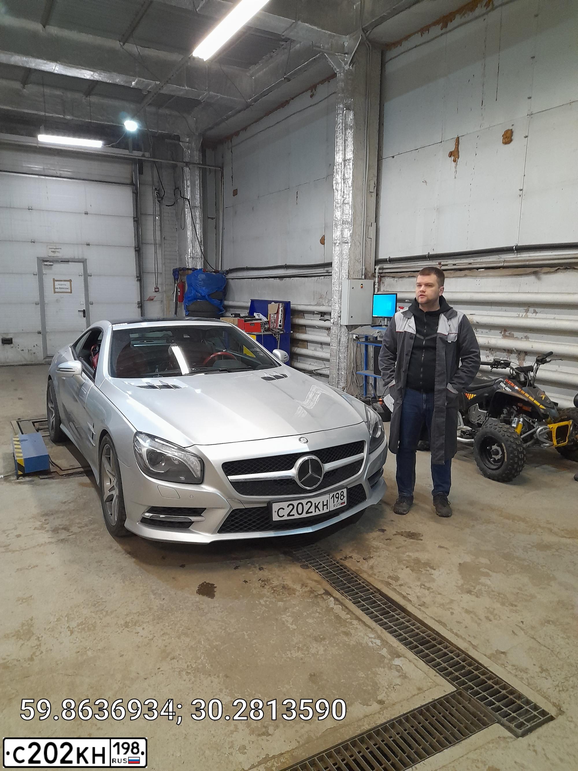 Фото автомобиля MERCEDES SL-KLASSE, 2012 — госномер С202КН198. Цвет: Серебристый