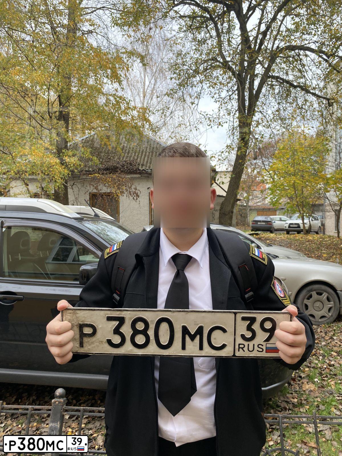 Фото автомобиля MERCEDES E-KLASSE, 1997 — госномер Р380МС39. Цвет: СВЕТЛО-БЕЖЕВЫЙ