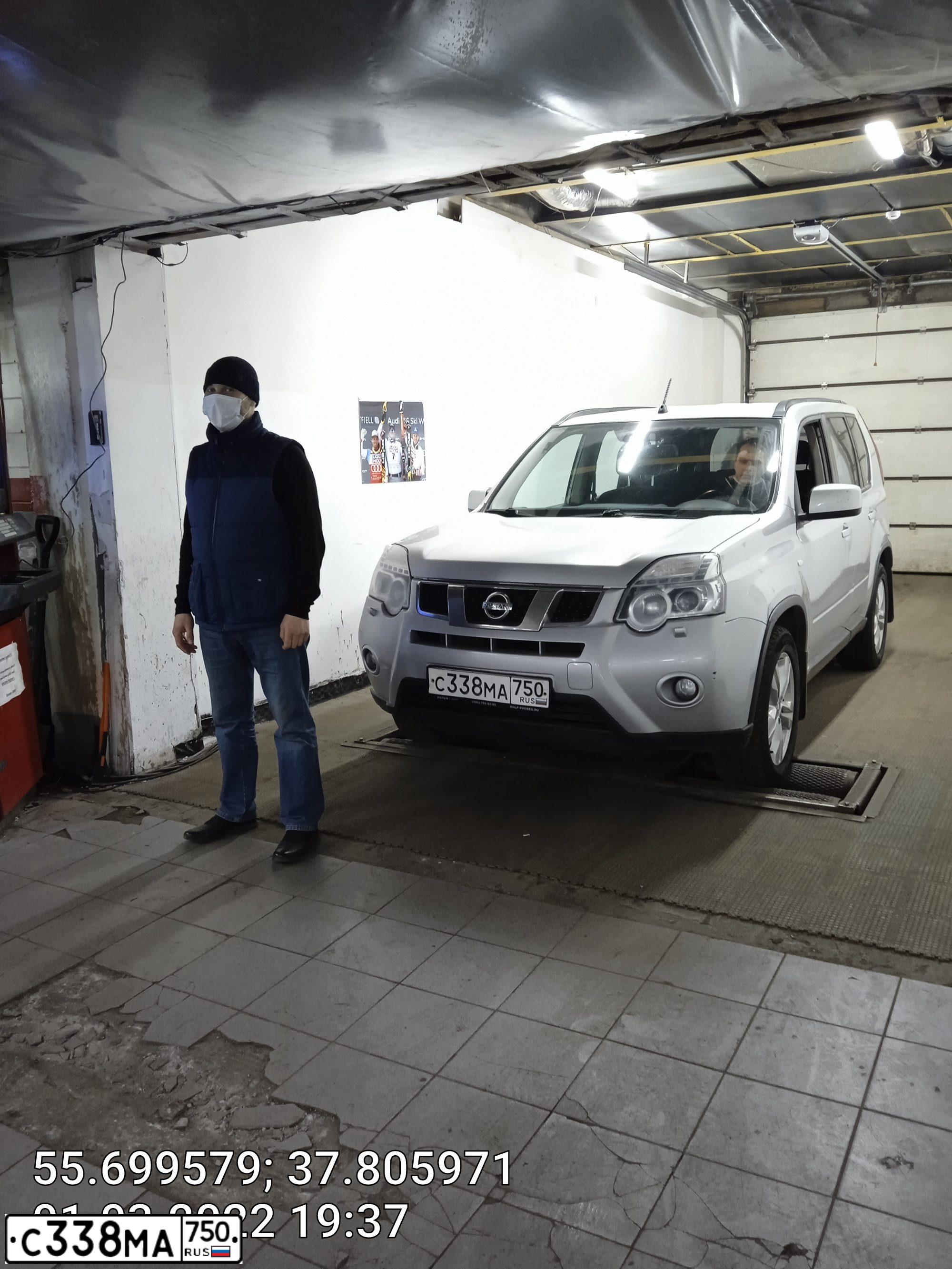 Фото автомобиля NISSAN X-TRAIL, 2014 — госномер Е081ММ799. Цвет: СЕРЕБРИСТЫЙ