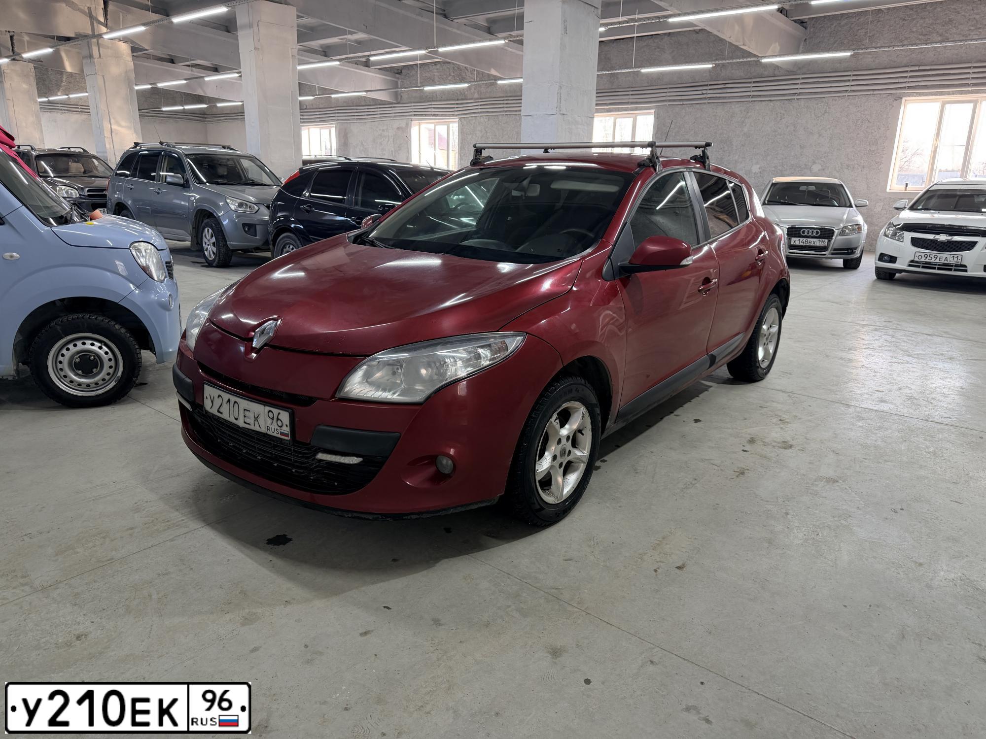 Фото автомобиля RENAULT MEGANE, 2011 — госномер У210ЕК96. Цвет: КРАСНЫЙ