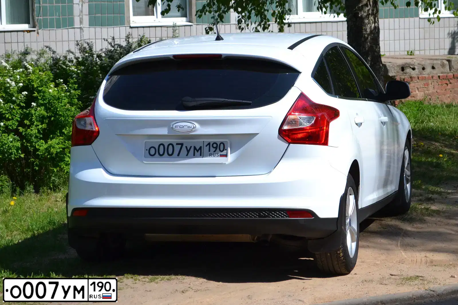 Фото автомобиля FORD FOCUS, 2012 — госномер О007УМ190. Цвет: БЕЛЫЙ