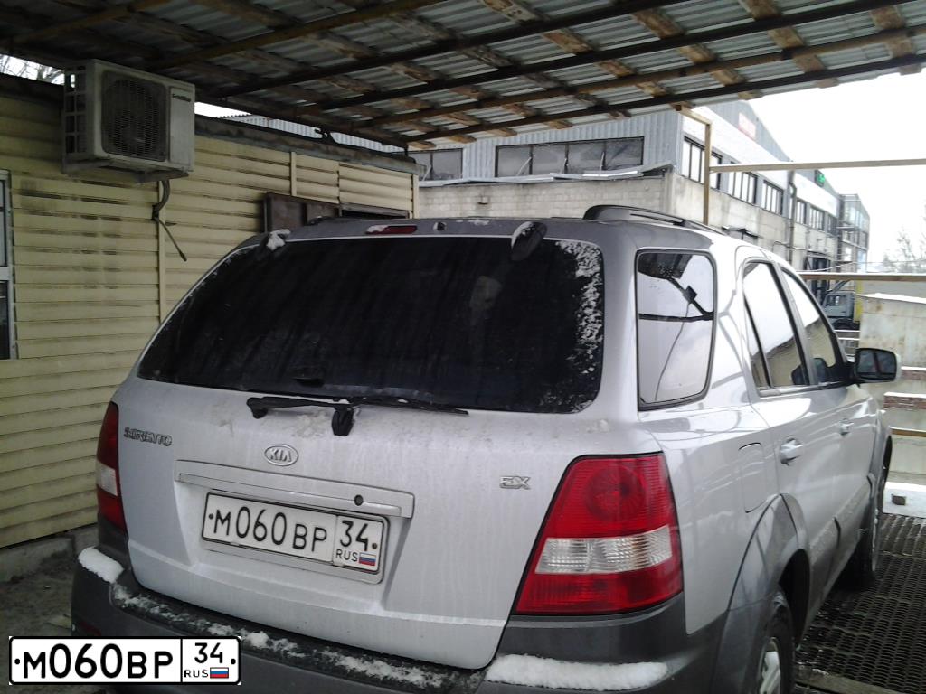 Фото автомобиля KIA SORENTO, 2005 — госномер М060ВР34. Цвет: Серебристый