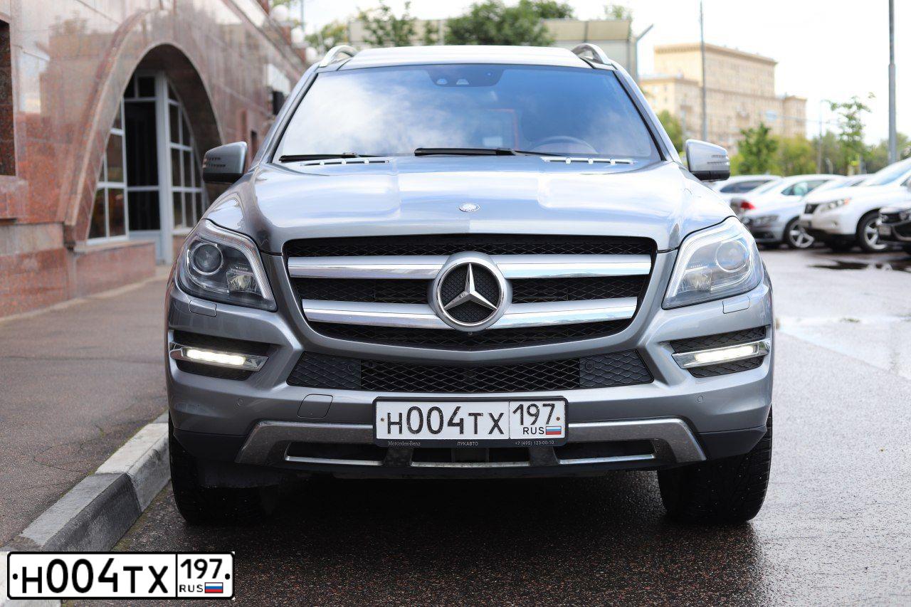 Фото автомобиля MERCEDES GL-KLASSE, 2015 — госномер Е383ОЕ53. Цвет: СЕРЫЙ