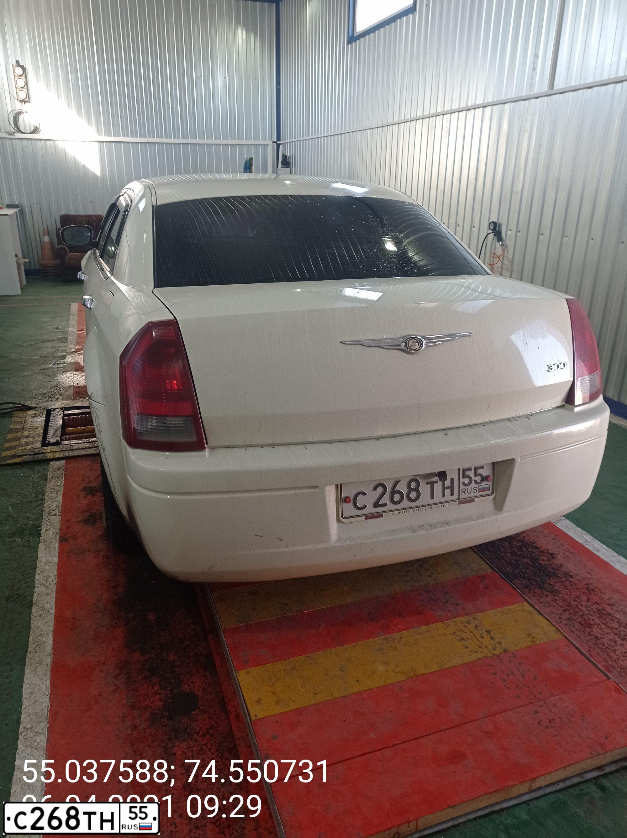 Фото автомобиля CHRYSLER SERIE 300, 2005 — госномер С268ТН55. Цвет: Белый