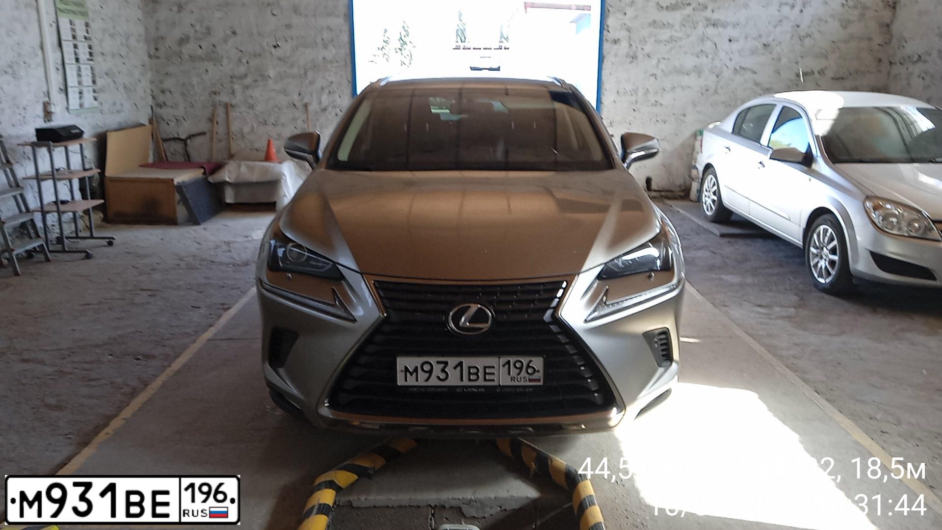 Фото автомобиля LEXUS NX, 2017 — госномер М182ЕТ82. Цвет: СВЕТЛО-СЕРЫЙ