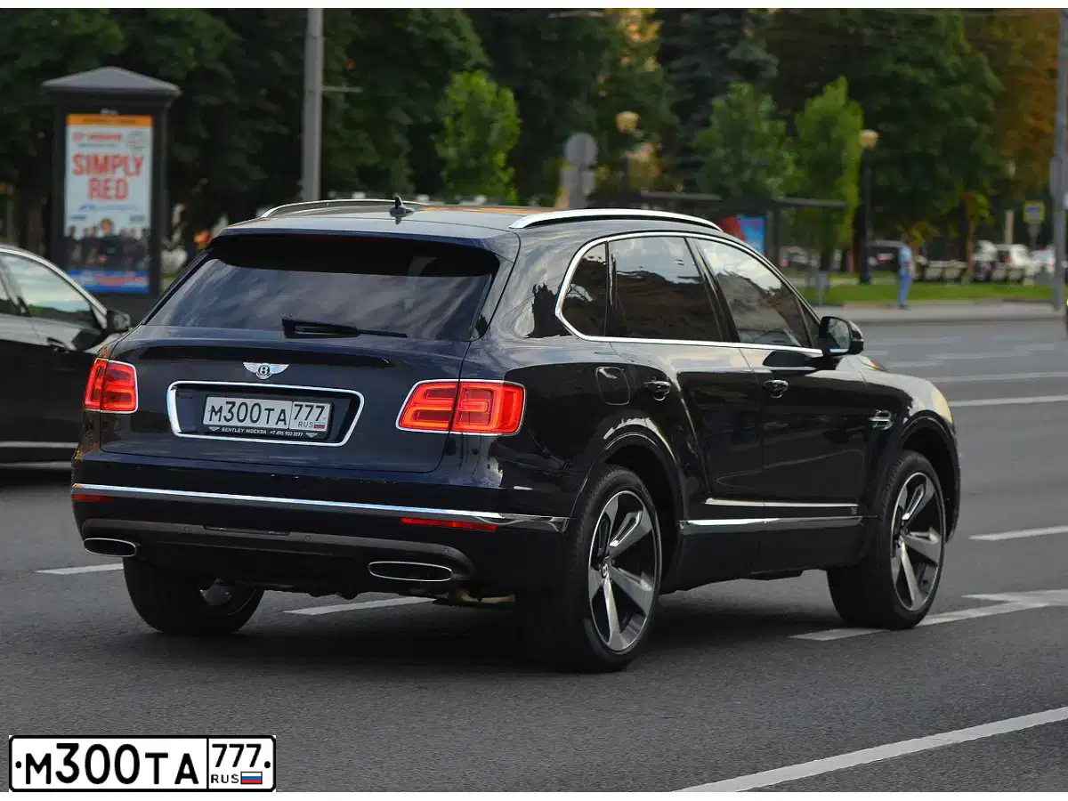 Фото автомобиля BENTLEY BENTAYGA, 2016 — госномер М300ТА777. Цвет: ТЕМНО-СИНИЙ