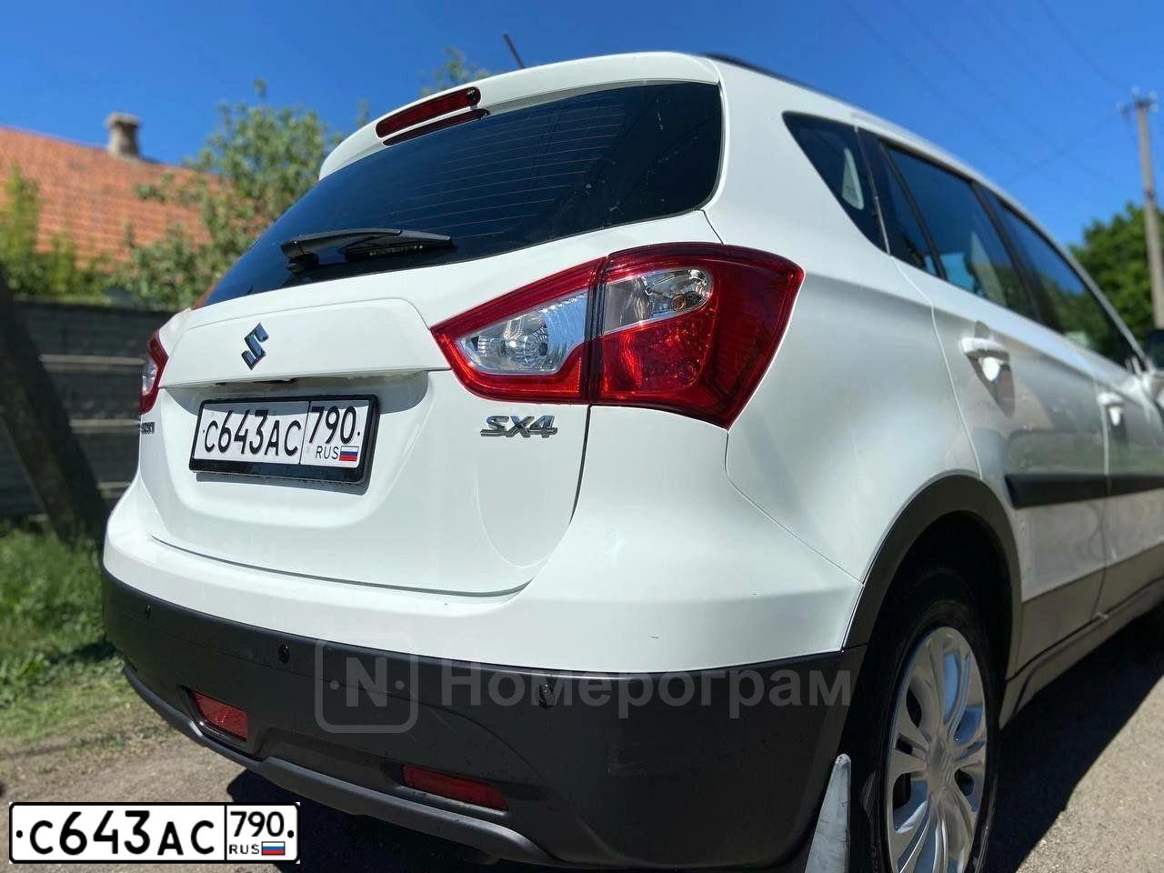 Фото автомобиля SUZUKI SX 4, 2020 — госномер С643АС790. Цвет: Белый