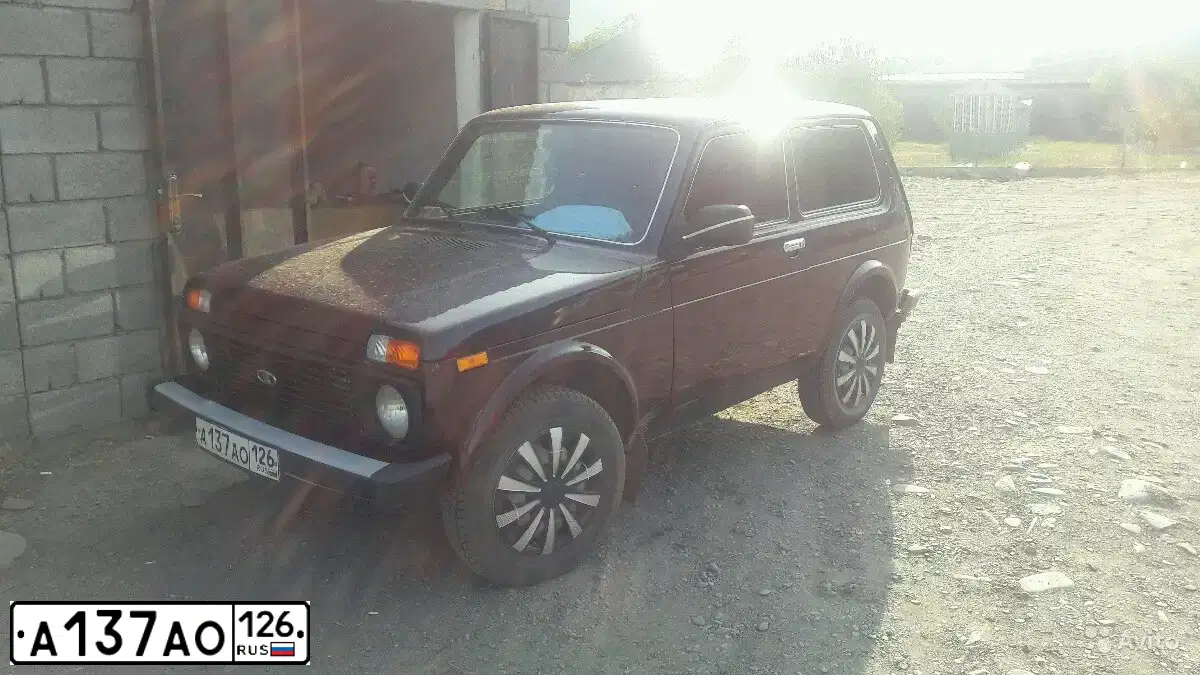 Фото автомобиля LADA 2121 NIVA, 2013 — госномер А137АО126. Цвет: ТЕМНО-ВИШНЕВЫЙ