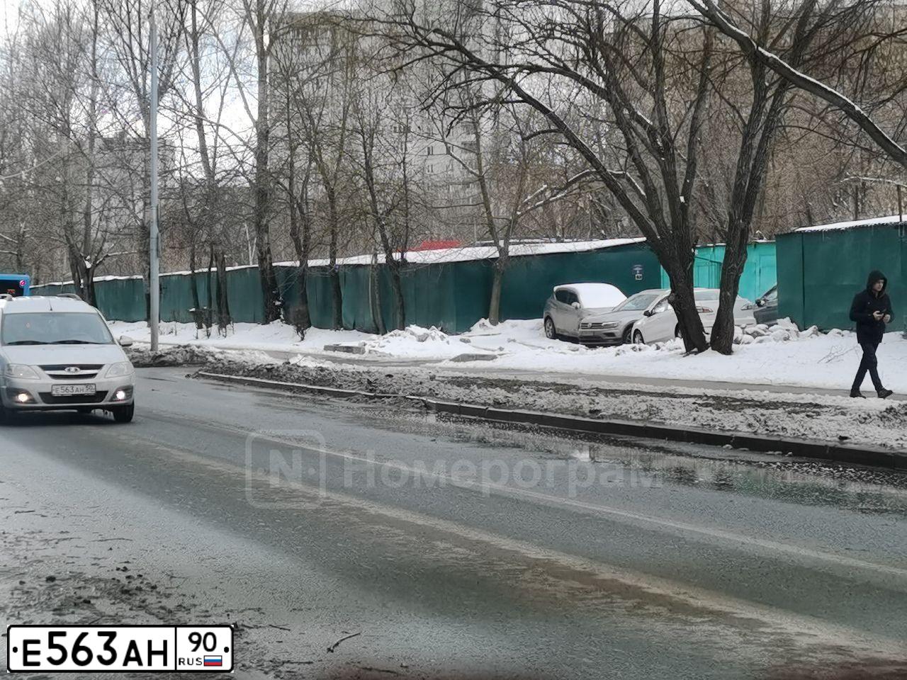 Фото автомобиля VOLVO 460, 1994 — госномер В740ЕВ77. Цвет: СИНИЙ