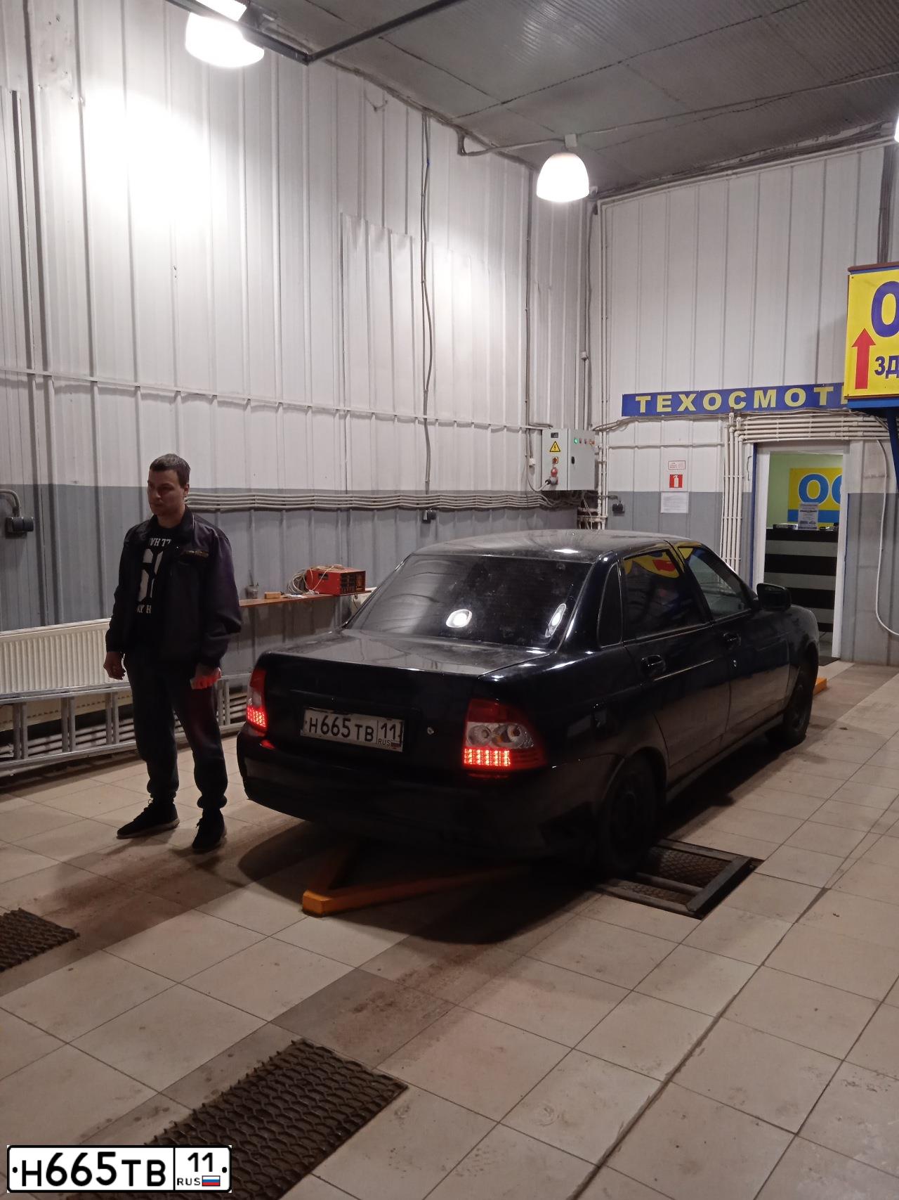 Фото автомобиля LADA 2170 PRIORA, 2009 — госномер Н665ТВ11. Цвет: Сине-Черный