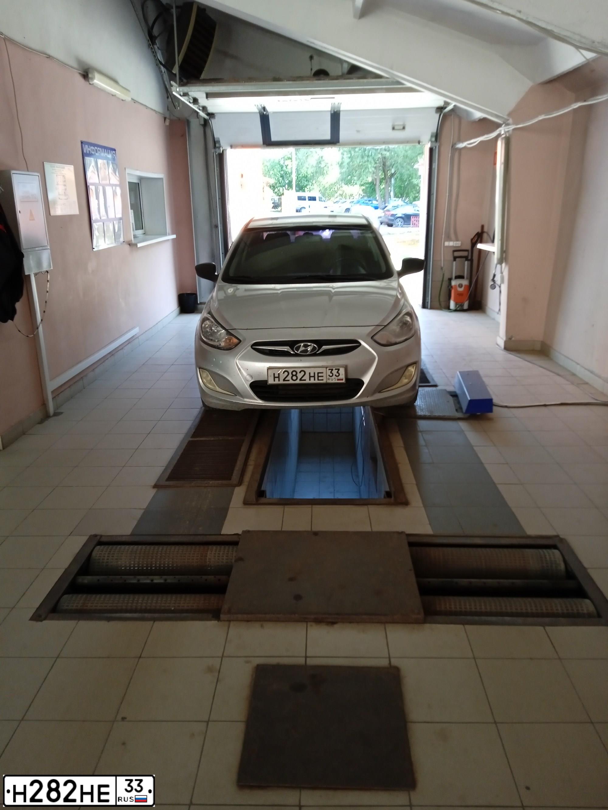 Фото автомобиля HYUNDAI SOLARIS, 2013 — госномер Н282НЕ33. Цвет: Серебристый