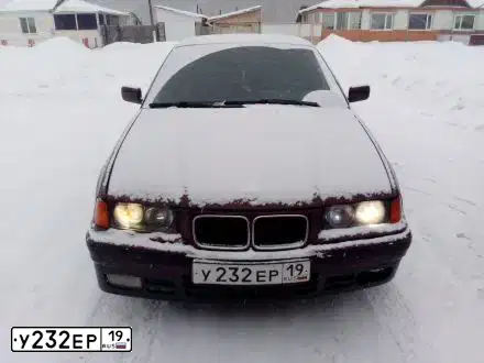 Фото автомобиля BMW SERIE 3, 1995 — госномер У232ЕР19. Цвет: БОРДОВЫЙ