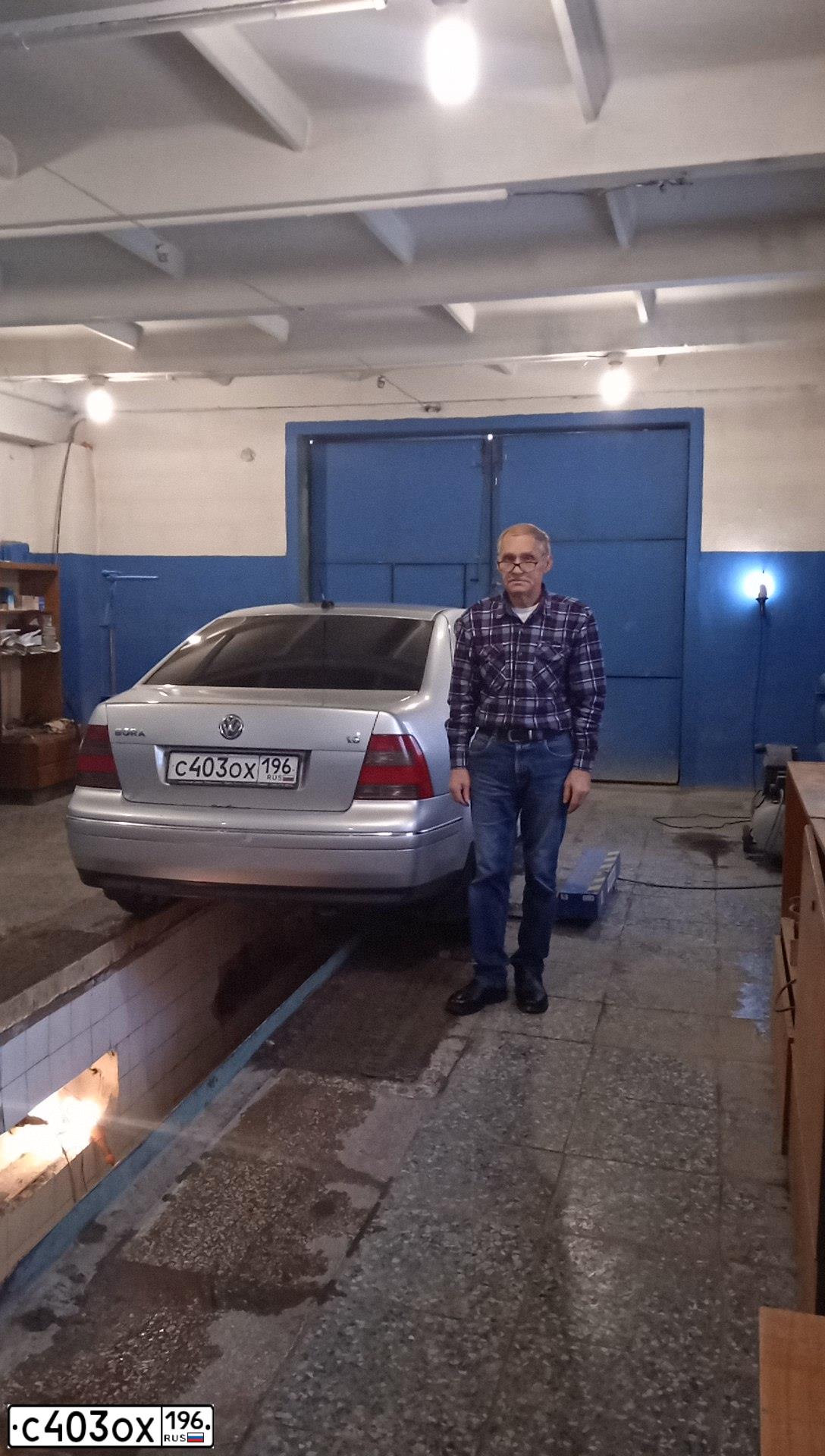Фото автомобиля VOLKSWAGEN BORA, 2001 — госномер С403ОХ196. Цвет: Серый