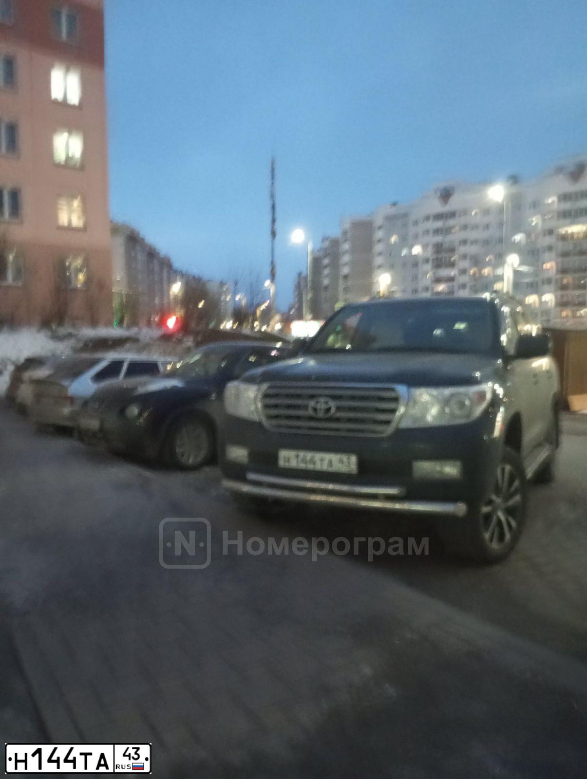 Фото автомобиля TOYOTA LANDCRUISER 200, 2009 — госномер Н144ТА43. Цвет: ЧЕРНЫЙ
