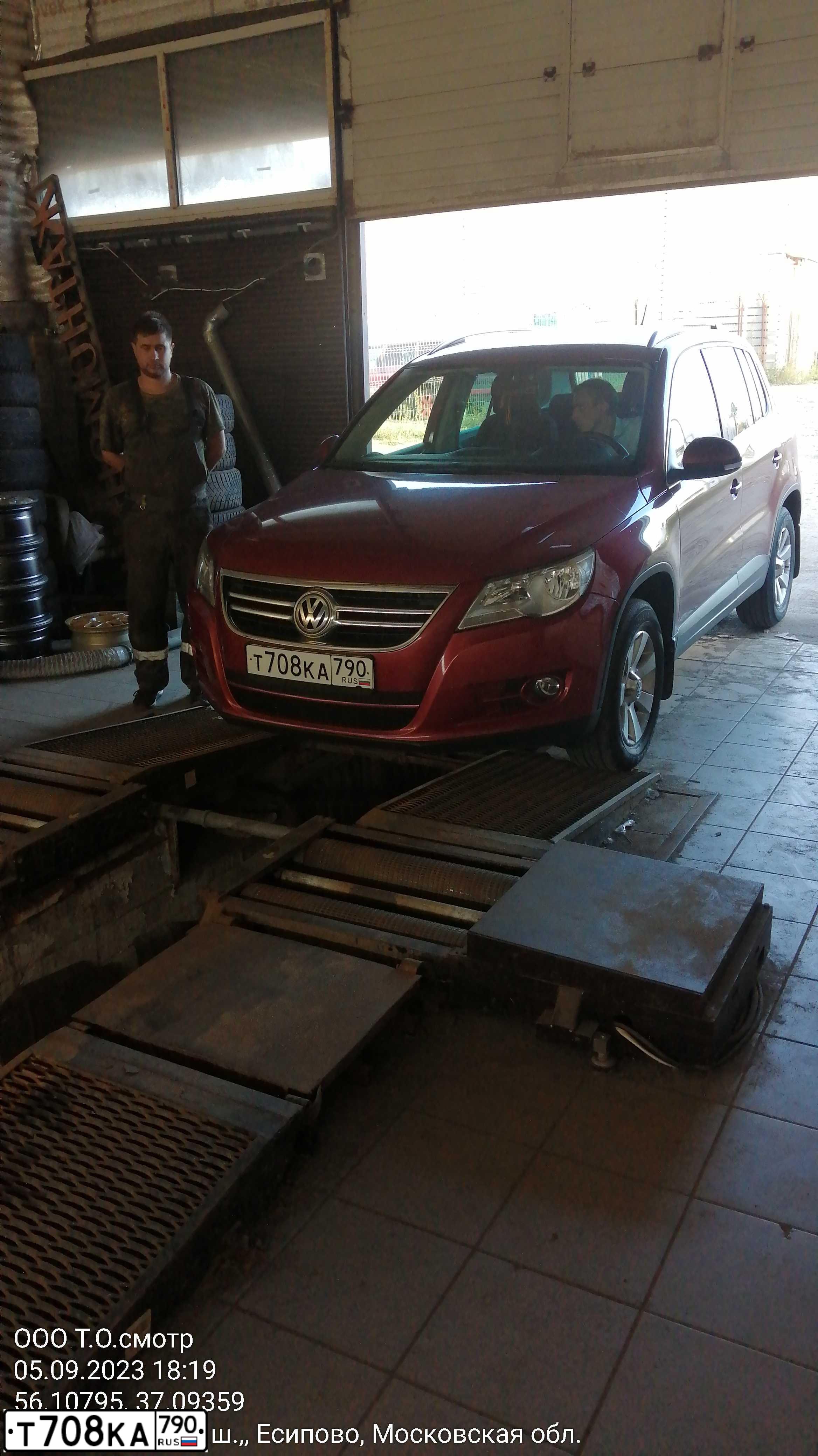 Фото автомобиля VOLKSWAGEN TIGUAN, 2010 — госномер Т708КА790. Цвет: ВИШНЕВО-КРАСНЫЙ