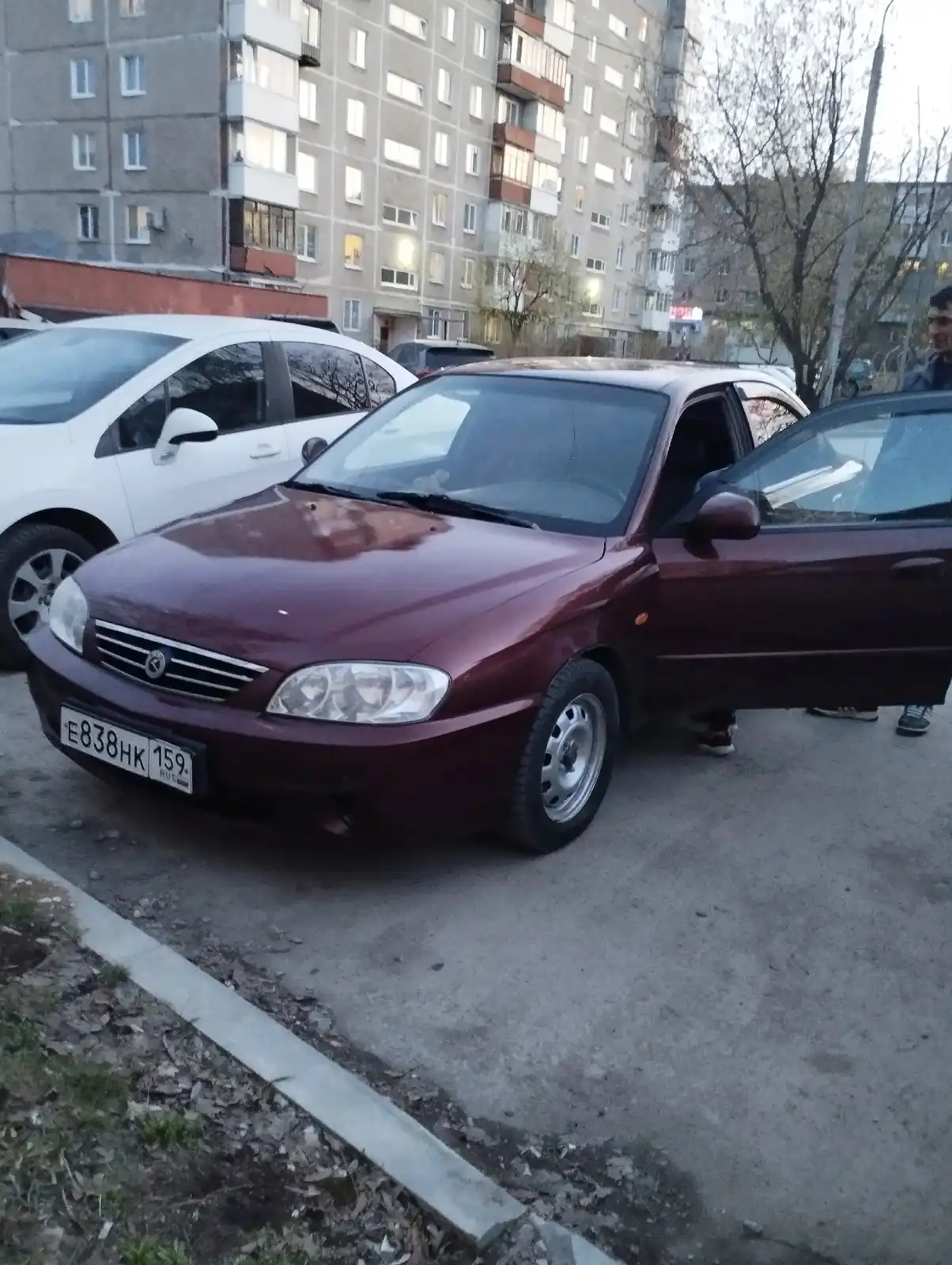 Фото автомобиля KIA SPECTRA, 2006 — госномер Р353КТ159. Цвет: КРАСНЫЙ ПЕРЕЦ