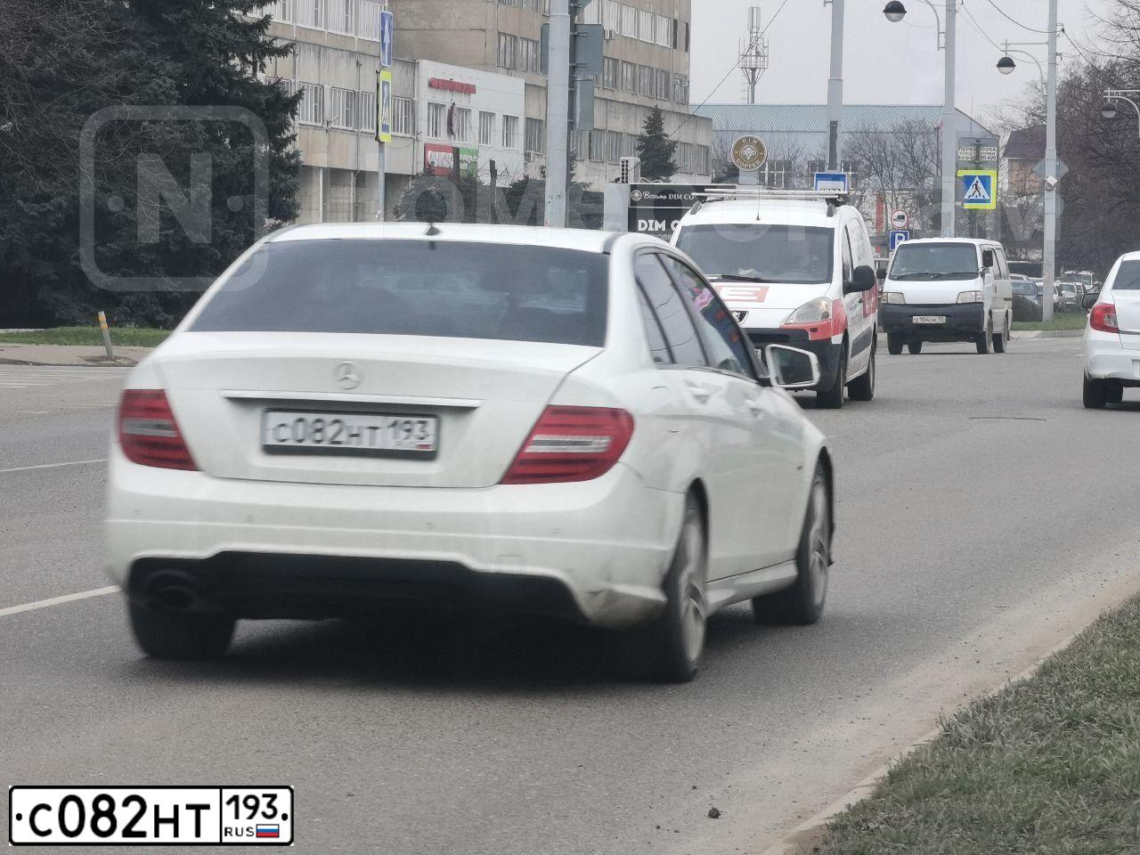 Фото автомобиля MERCEDES C-KLASSE, 2011 — госномер У002РМ23. Цвет: Белый