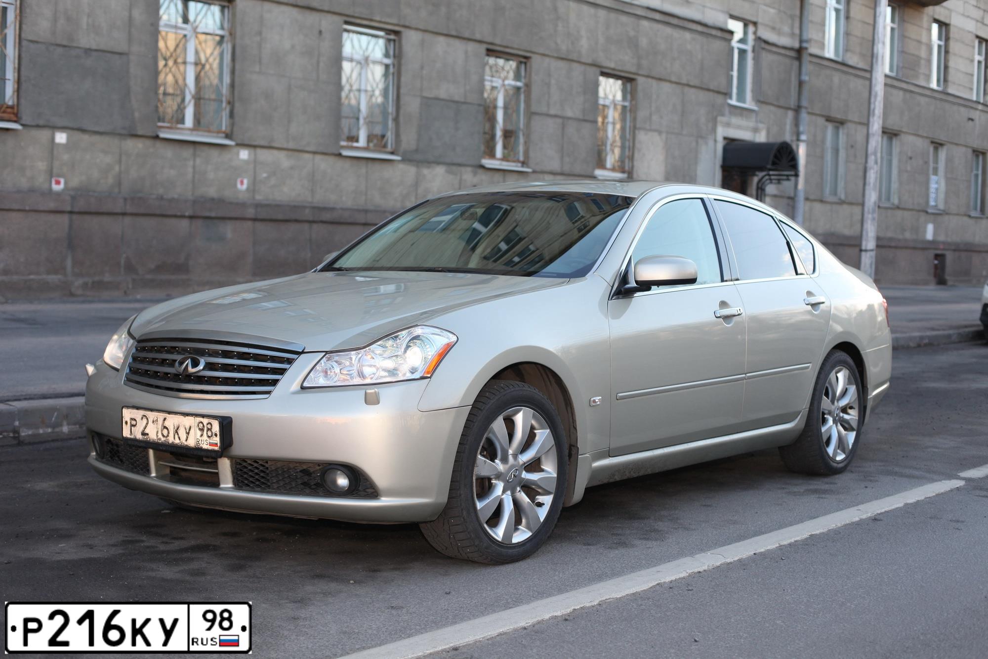 Фото автомобиля INFINITI M35, 2007 — госномер У050ВХ31. Цвет: ЗОЛОТИСТЫЙ