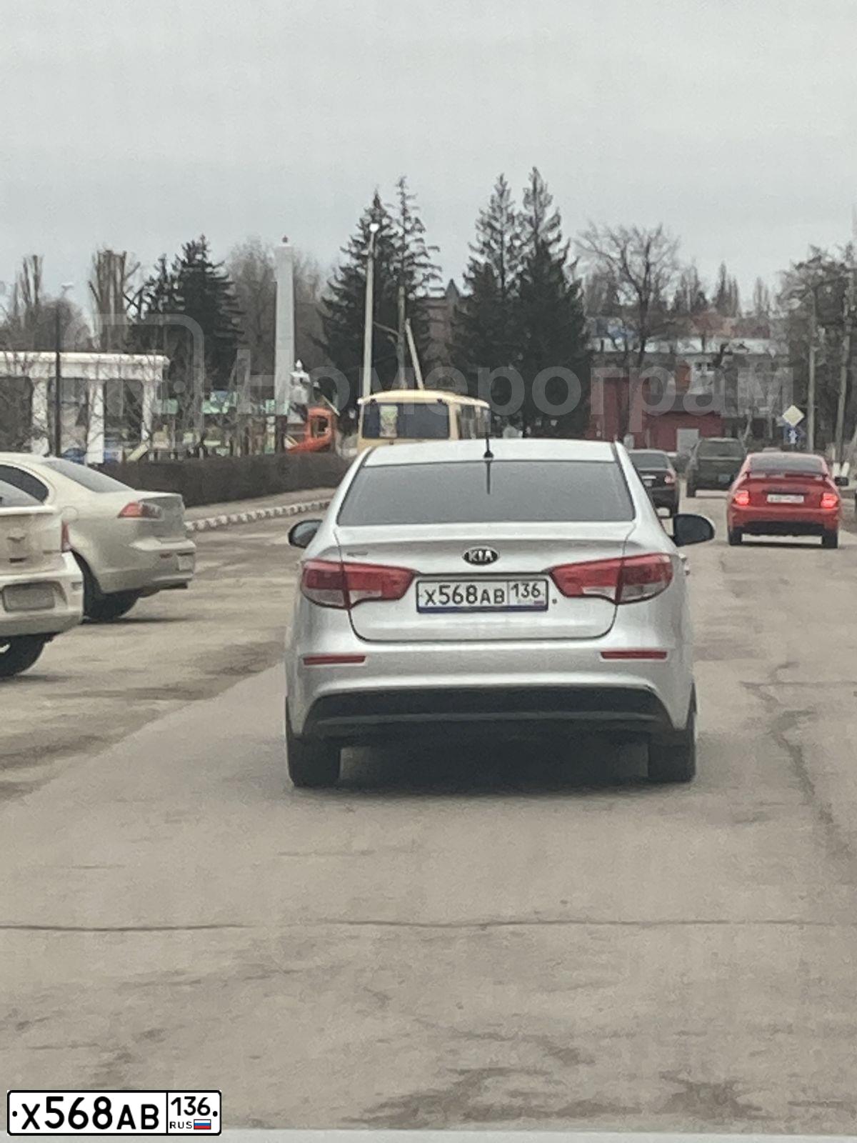 Фото автомобиля RENAULT SANDERO, 2016 — госномер Х568АВ136. Цвет: БЕЖЕВЫЙ