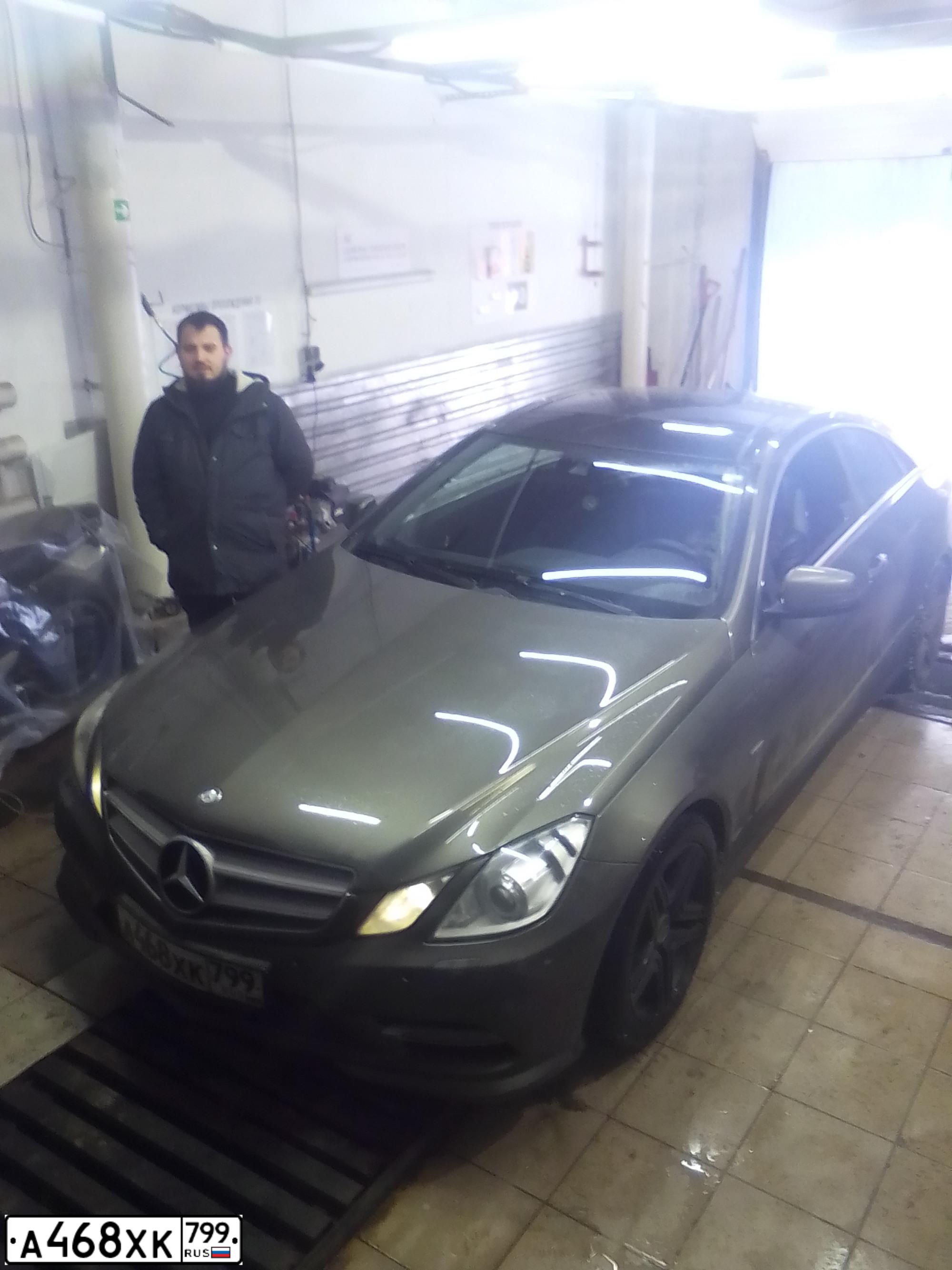 Фото автомобиля MERCEDES E-KLASSE, 2012 — госномер А468ХК799. Цвет: СЕРЫЙ