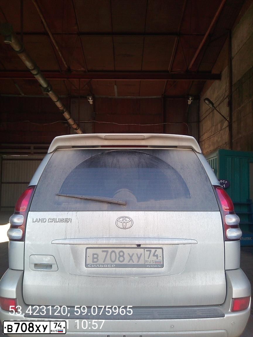 Фото автомобиля TOYOTA LANDCRUISER, 2006 — госномер В708ХУ74. Цвет: Серебристый