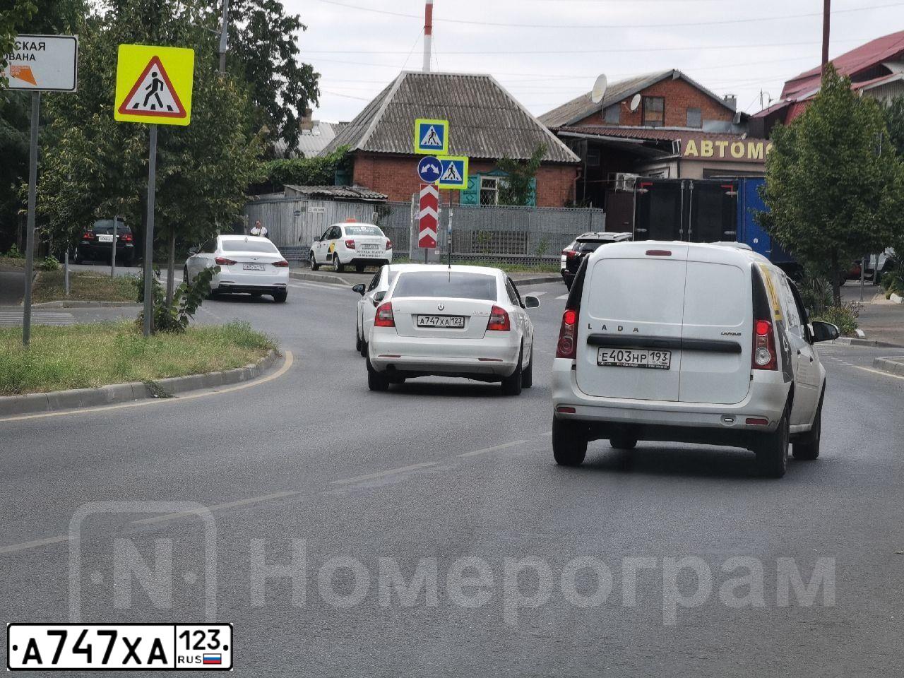 Фото автомобиля SKODA OCTAVIA, 2012 — госномер А747ХА123. Цвет: Белый