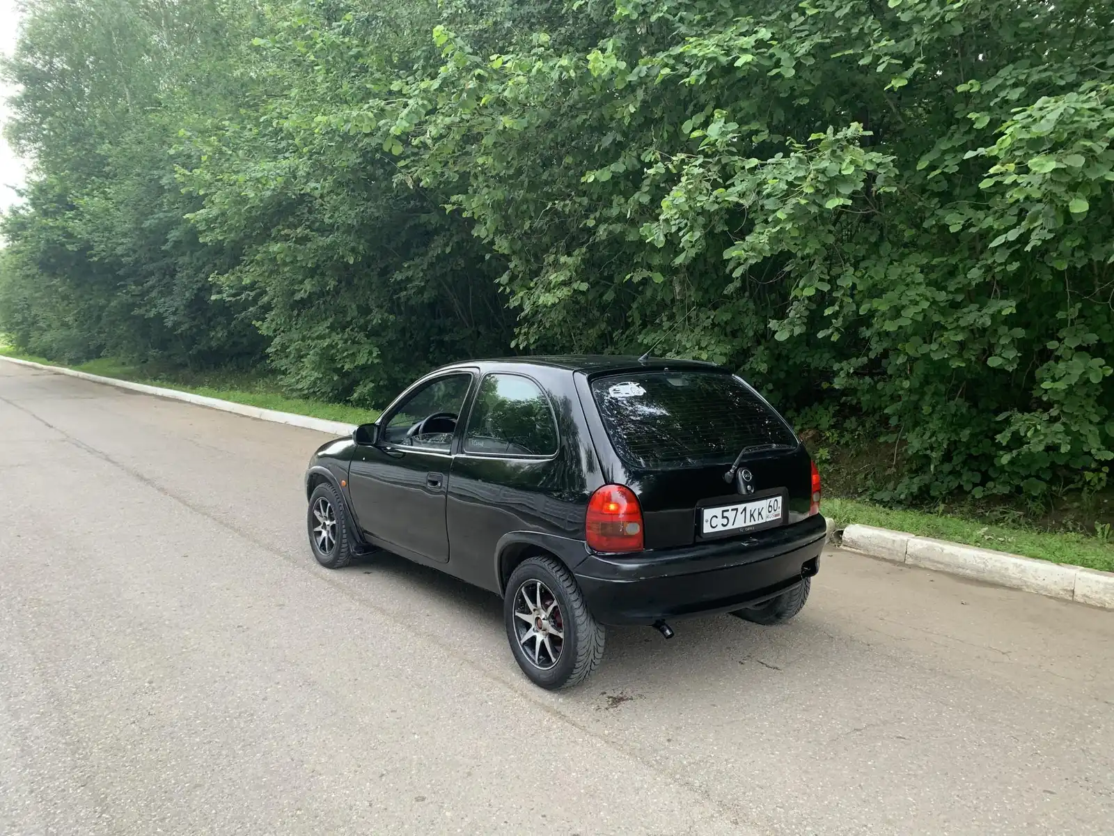 Фото автомобиля OPEL CORSA, 1999 — госномер С571КК60. Цвет: ЧЕРНЫЙ